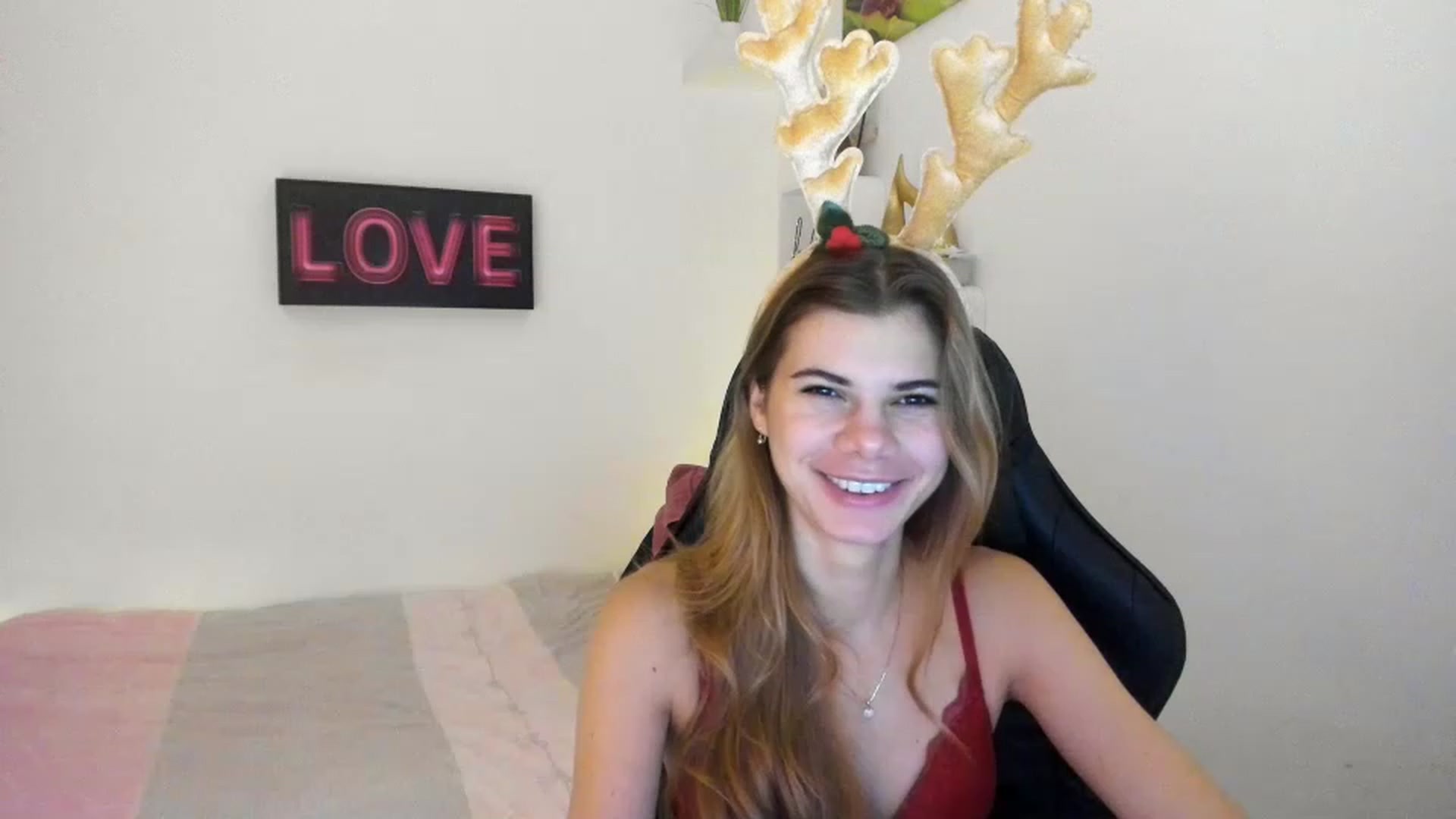 Gallery image thumbnail from RileyReid_18's myfreecams stream on, 12/24/2022, 10:36 image 4 of 20