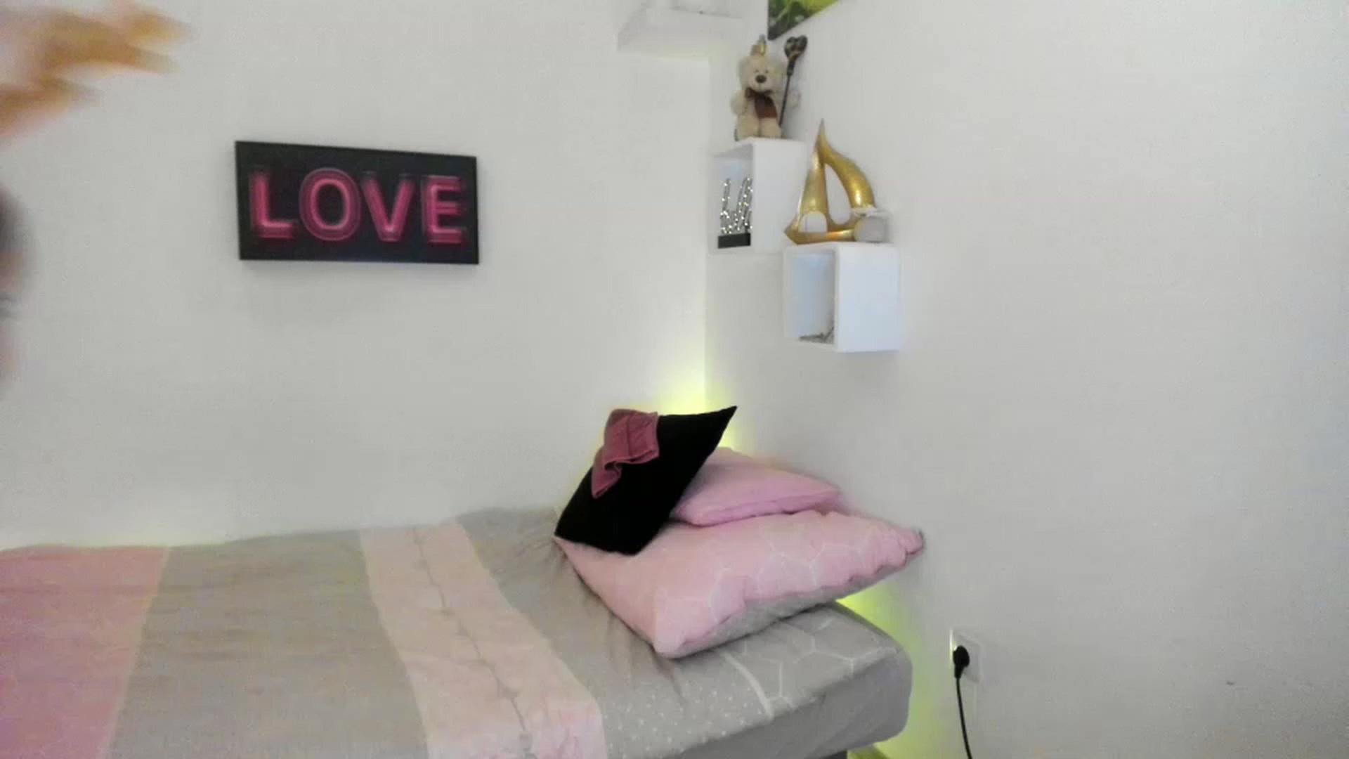 Gallery image thumbnail from RileyReid_18's myfreecams stream on, 12/24/2022, 10:36 image 15 of 20