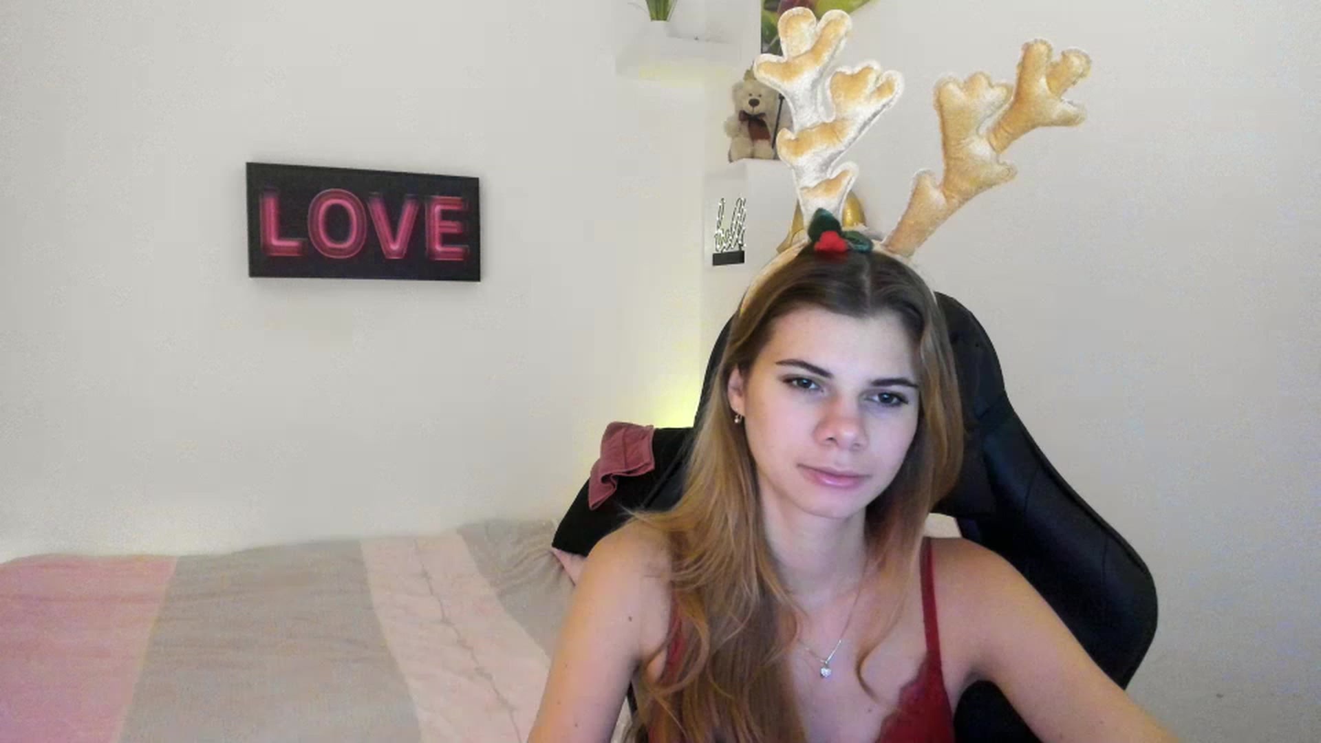 Gallery image thumbnail from RileyReid_18's myfreecams stream on, 12/24/2022, 10:36 image 6 of 20