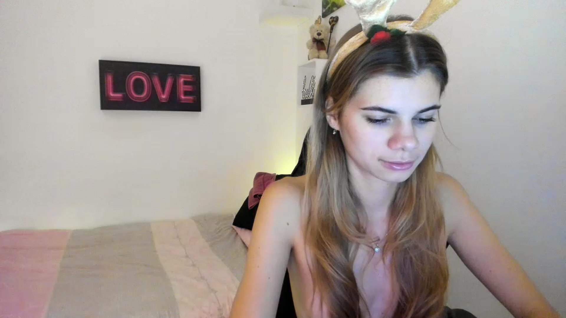 Gallery image thumbnail from RileyReid_18's myfreecams stream on, 12/24/2022, 10:36 image 17 of 20