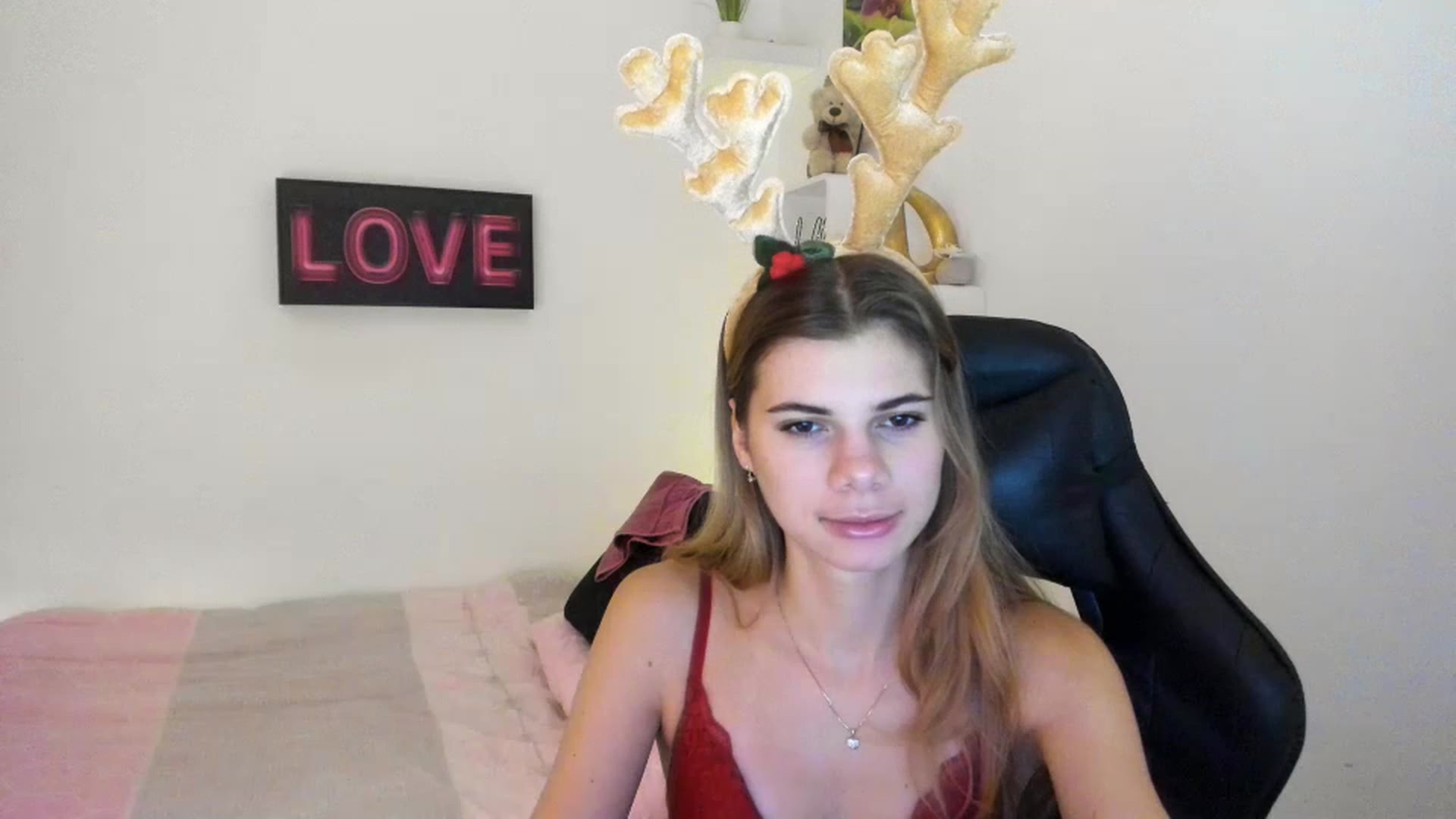 Gallery image thumbnail from RileyReid_18's myfreecams stream on, 12/24/2022, 10:36 image 1 of 20