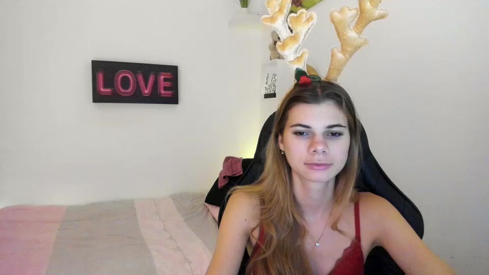 Gallery image thumbnail from RileyReid_18's myfreecams stream on, 12/24/2022, 10:36 image 7 of 20