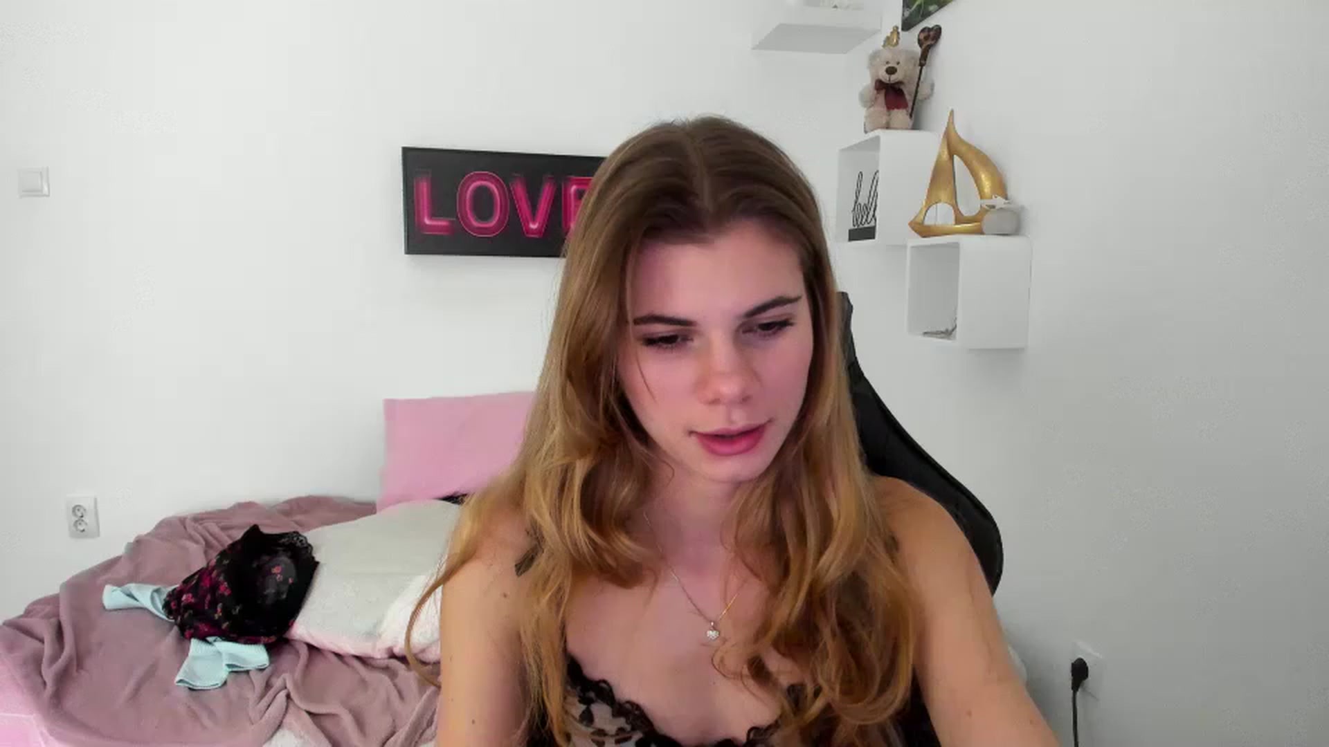 Gallery image thumbnail from RileyReid_18's myfreecams stream on, 12/28/2022, 15:40 image 17 of 20