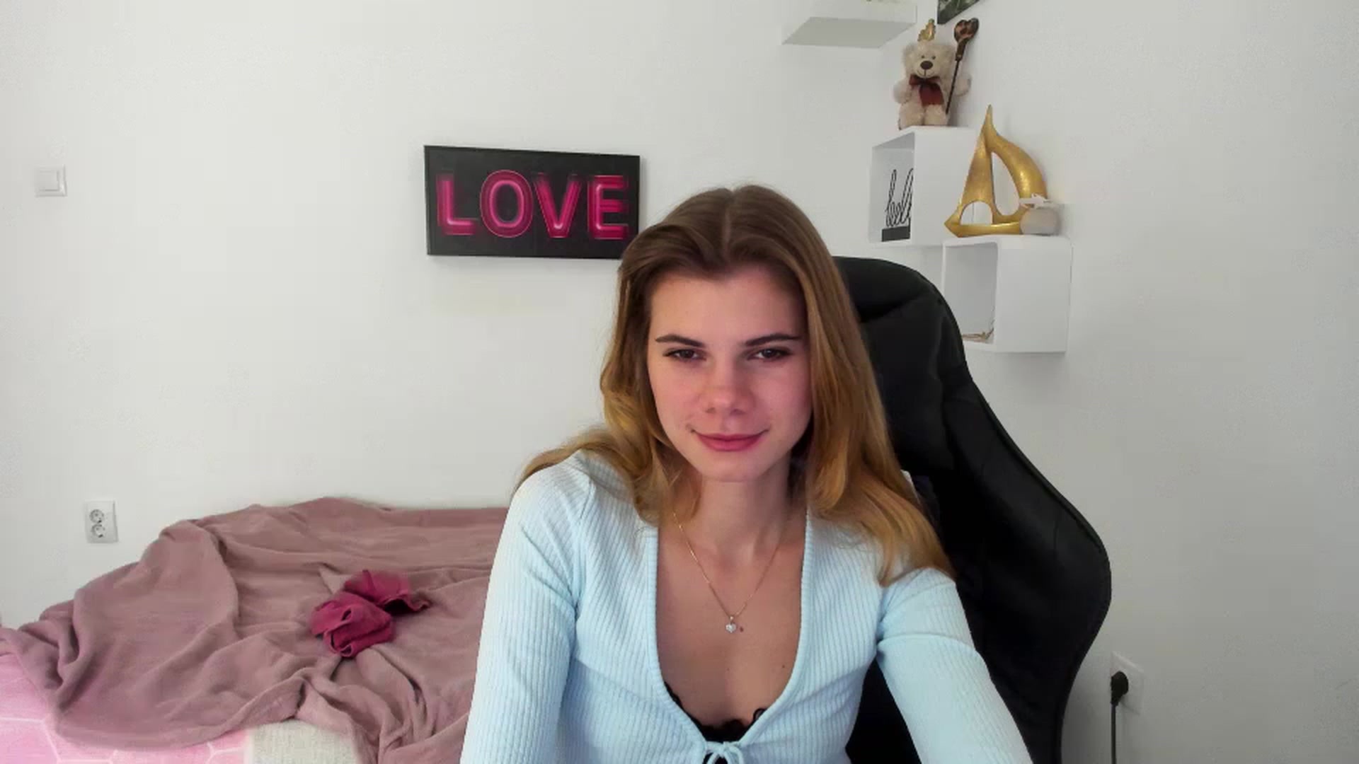 Gallery image thumbnail from RileyReid_18's myfreecams stream on, 12/28/2022, 15:40 image 1 of 20