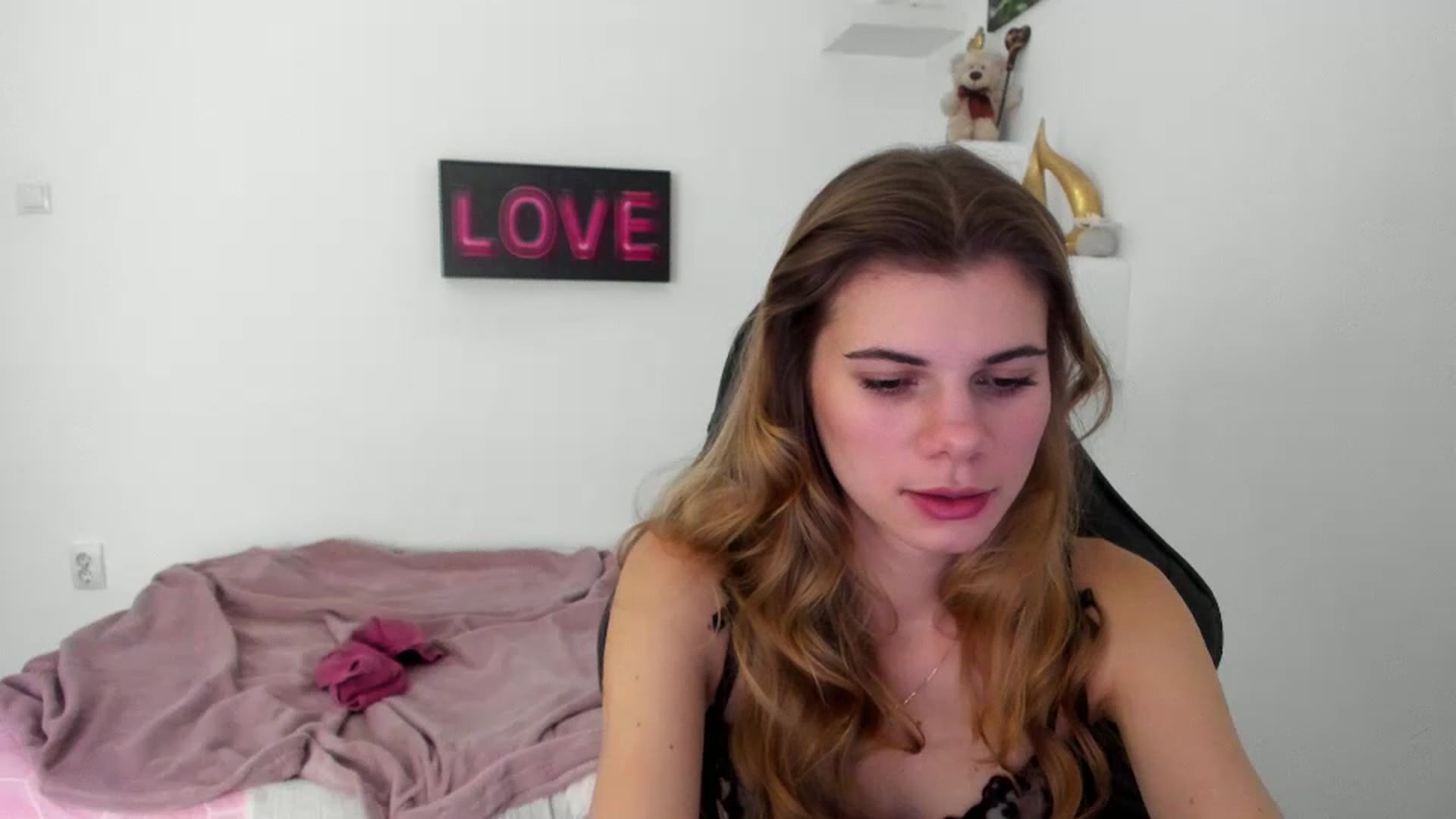 Gallery image thumbnail from RileyReid_18's myfreecams stream on, 12/28/2022, 15:40 image 7 of 20