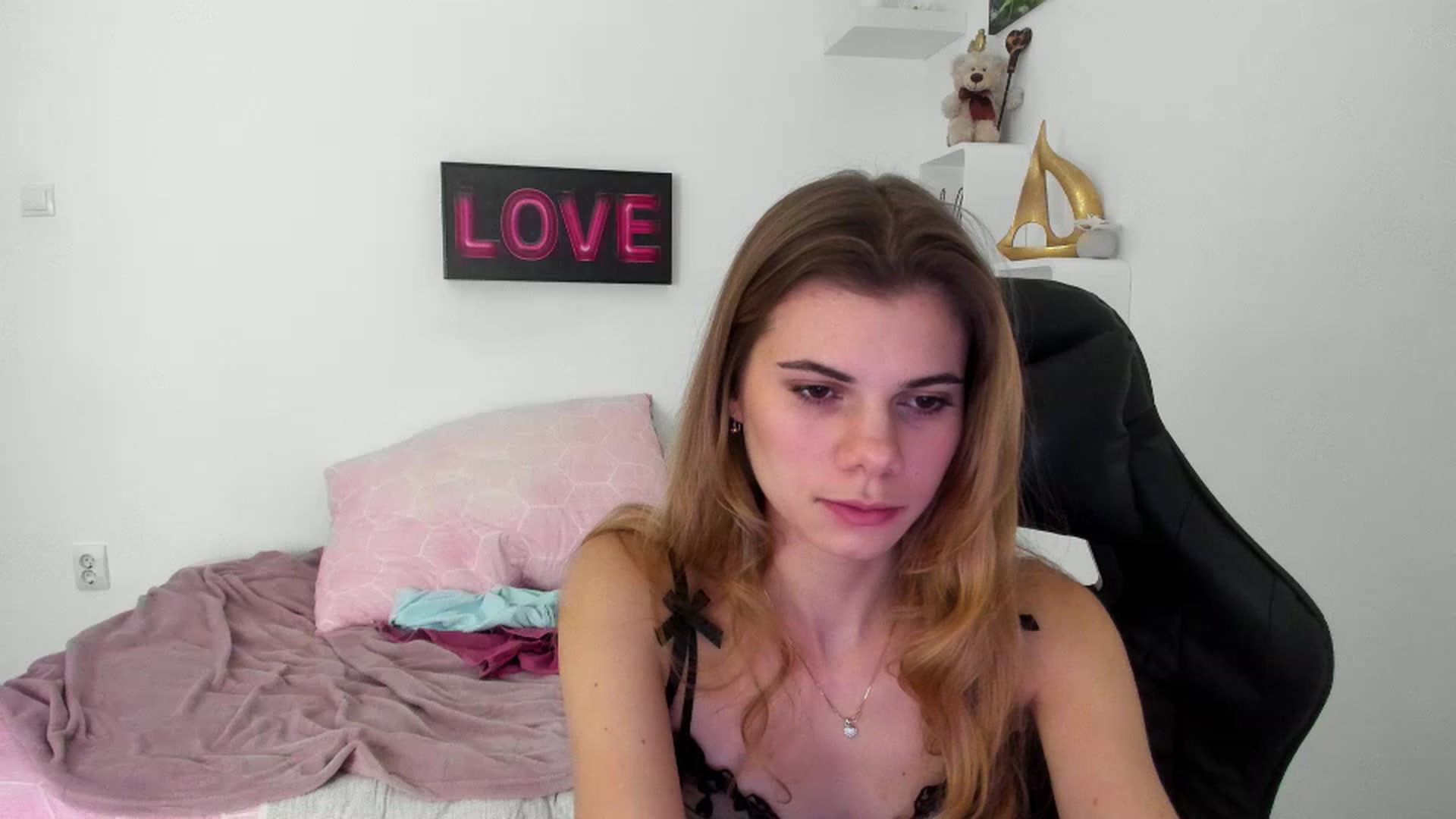 Gallery image thumbnail from RileyReid_18's myfreecams stream on, 12/28/2022, 17:14 image 17 of 20