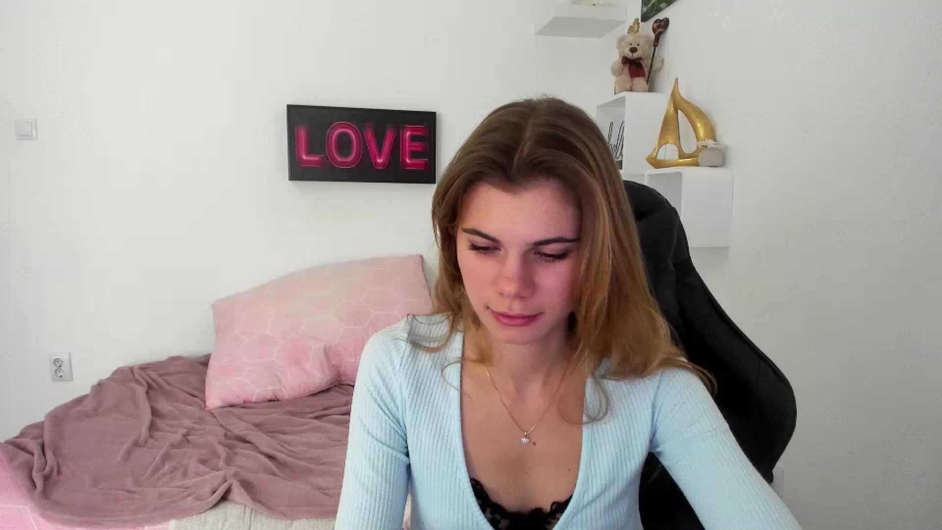 Gallery image thumbnail from RileyReid_18's myfreecams stream on, 12/28/2022, 17:14 image 3 of 20