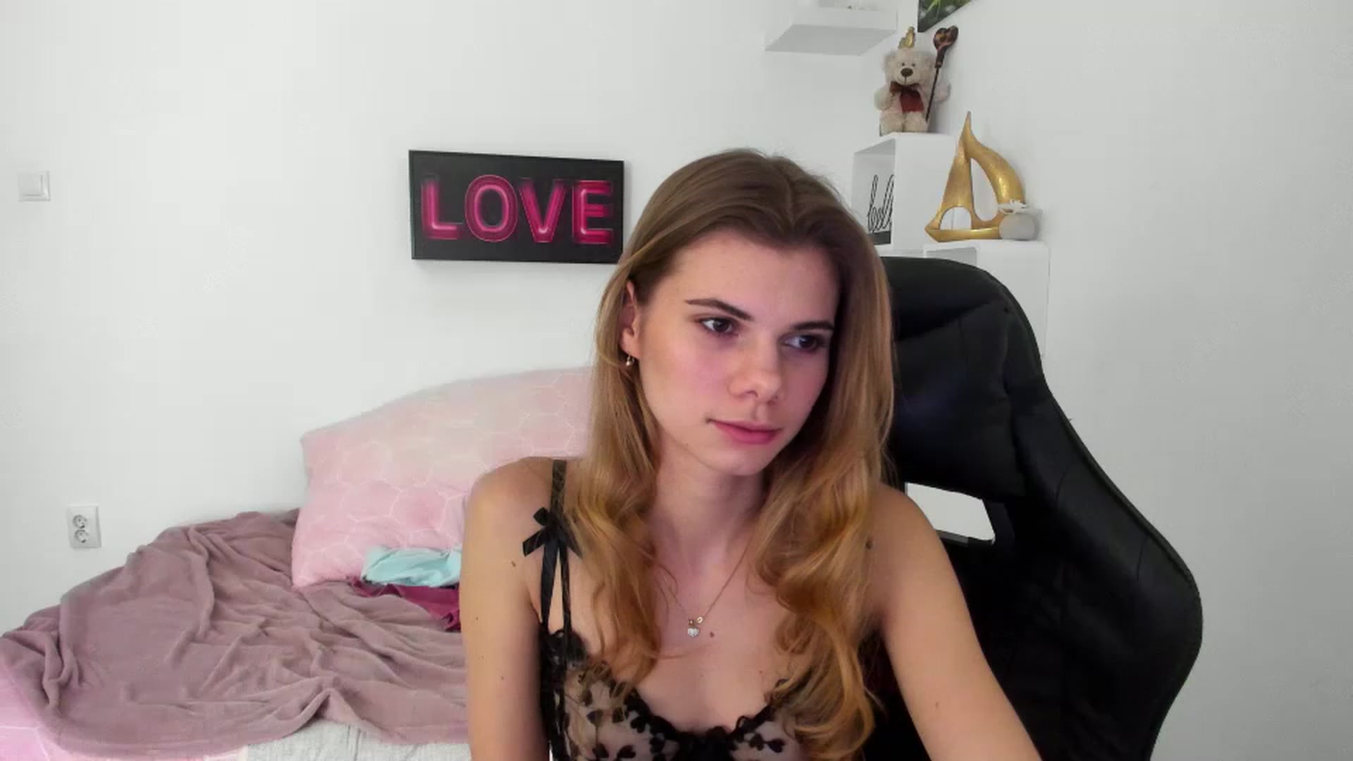 Gallery image thumbnail from RileyReid_18's myfreecams stream on, 12/28/2022, 17:14 image 20 of 20