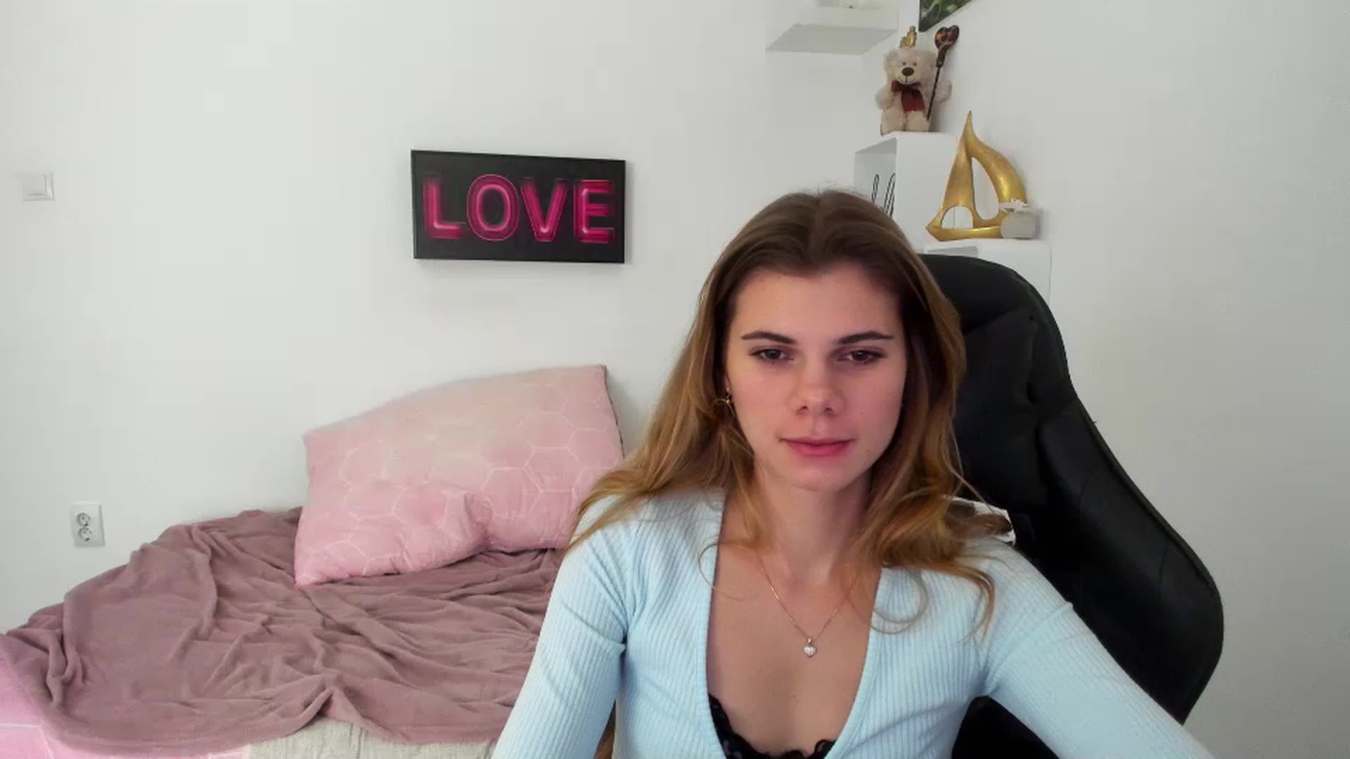 Gallery image thumbnail from RileyReid_18's myfreecams stream on, 12/28/2022, 17:14 image 6 of 20