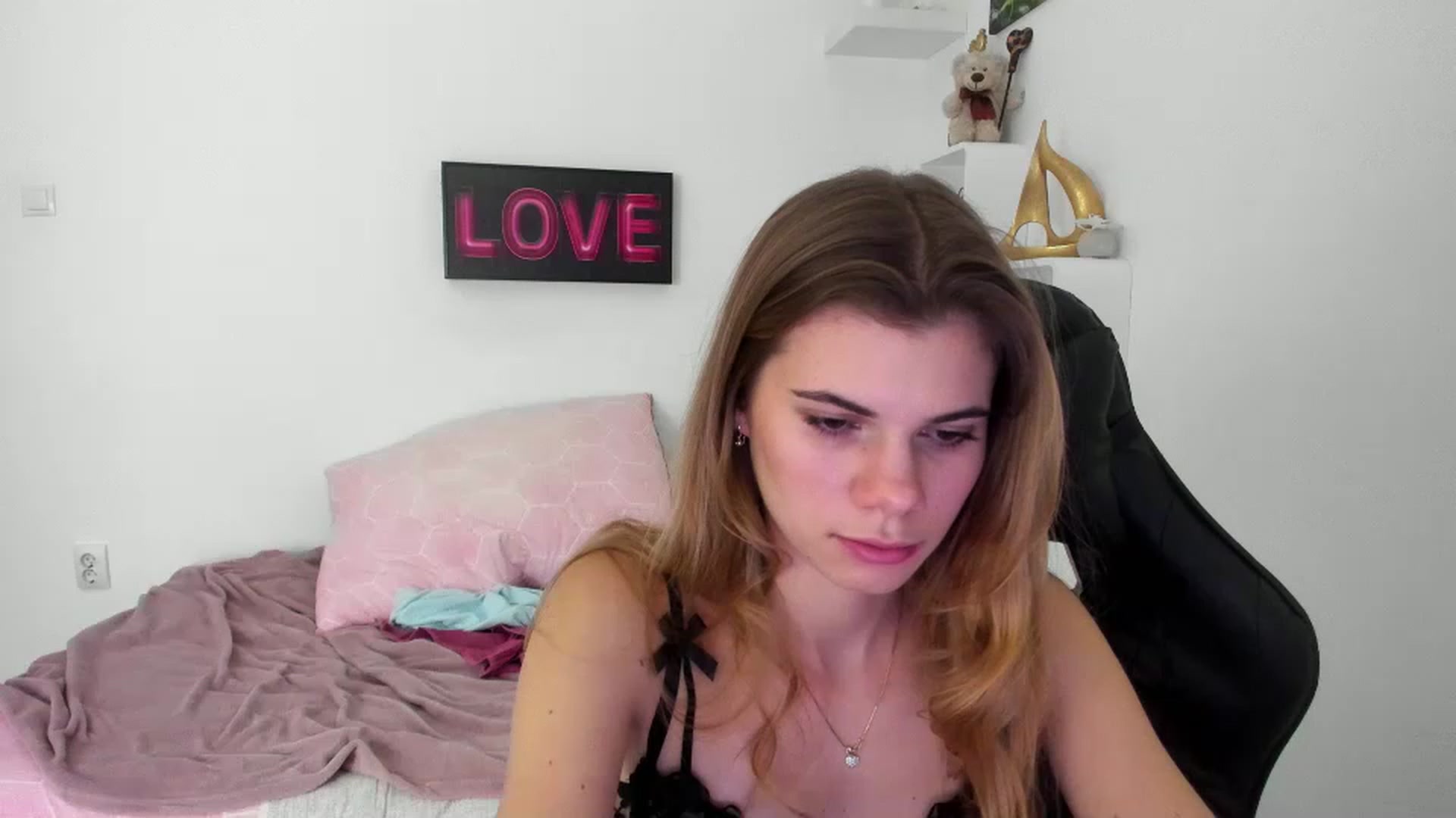 Gallery image thumbnail from RileyReid_18's myfreecams stream on, 12/28/2022, 17:14 image 18 of 20