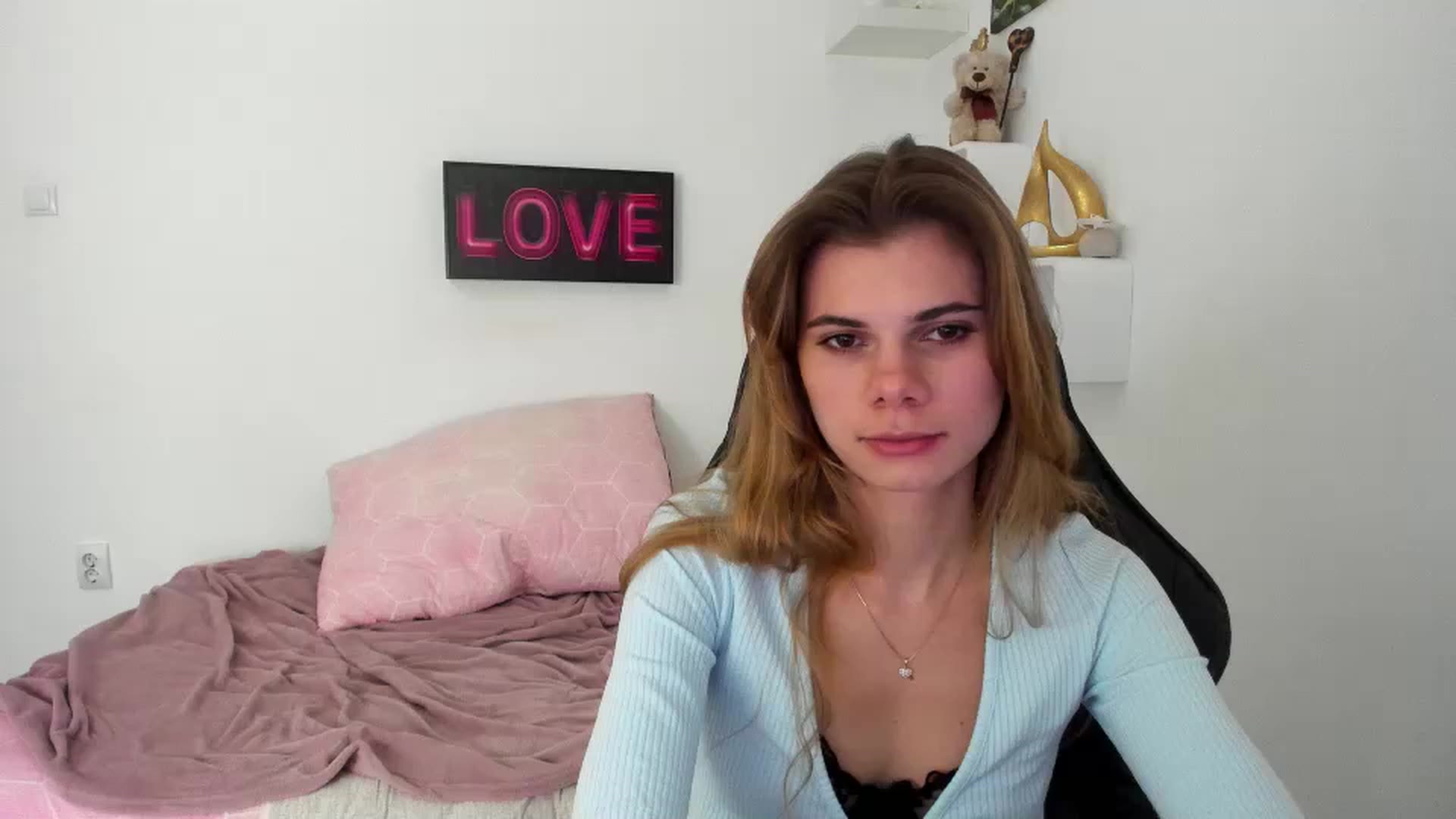 Gallery image thumbnail from RileyReid_18's myfreecams stream on, 12/28/2022, 17:14 image 2 of 20