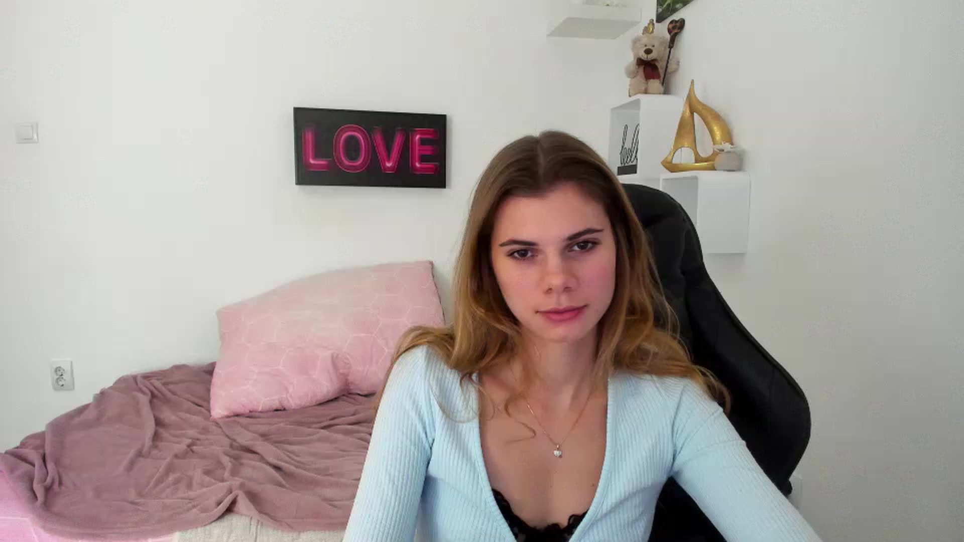 Gallery image thumbnail from RileyReid_18's myfreecams stream on, 12/28/2022, 17:14 image 10 of 20