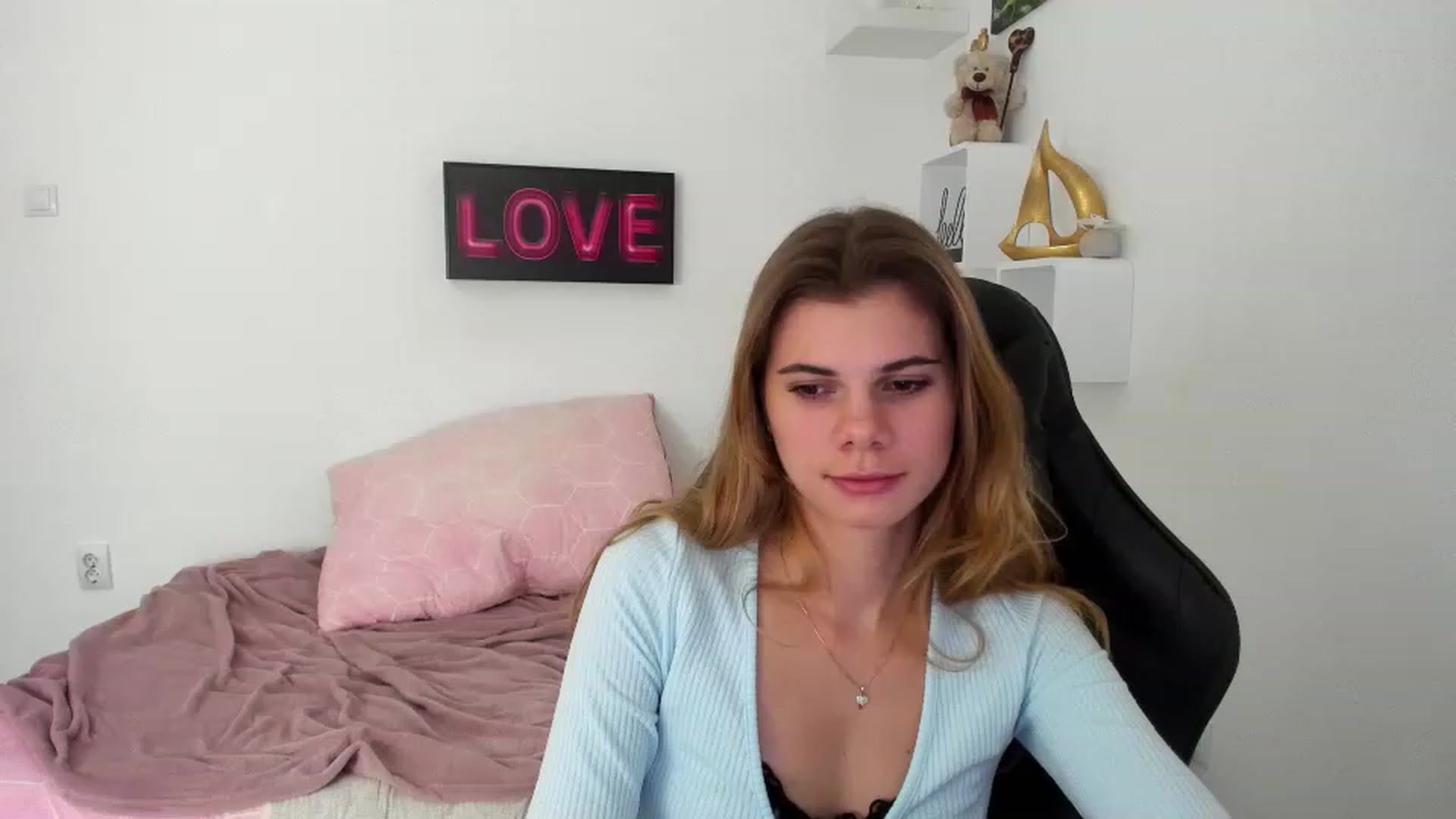 Gallery image thumbnail from RileyReid_18's myfreecams stream on, 12/28/2022, 17:14 image 5 of 20