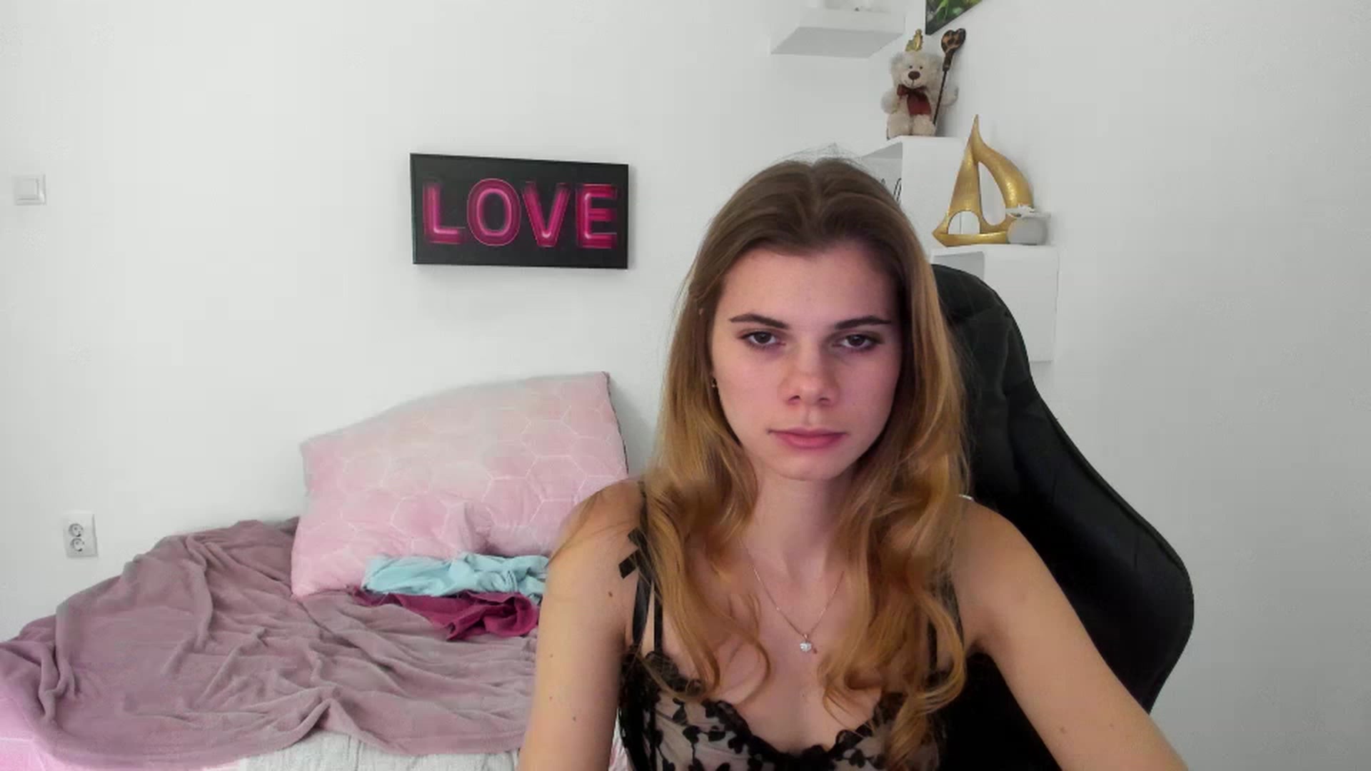 Gallery image thumbnail from RileyReid_18's myfreecams stream on, 12/28/2022, 17:59 image 13 of 20