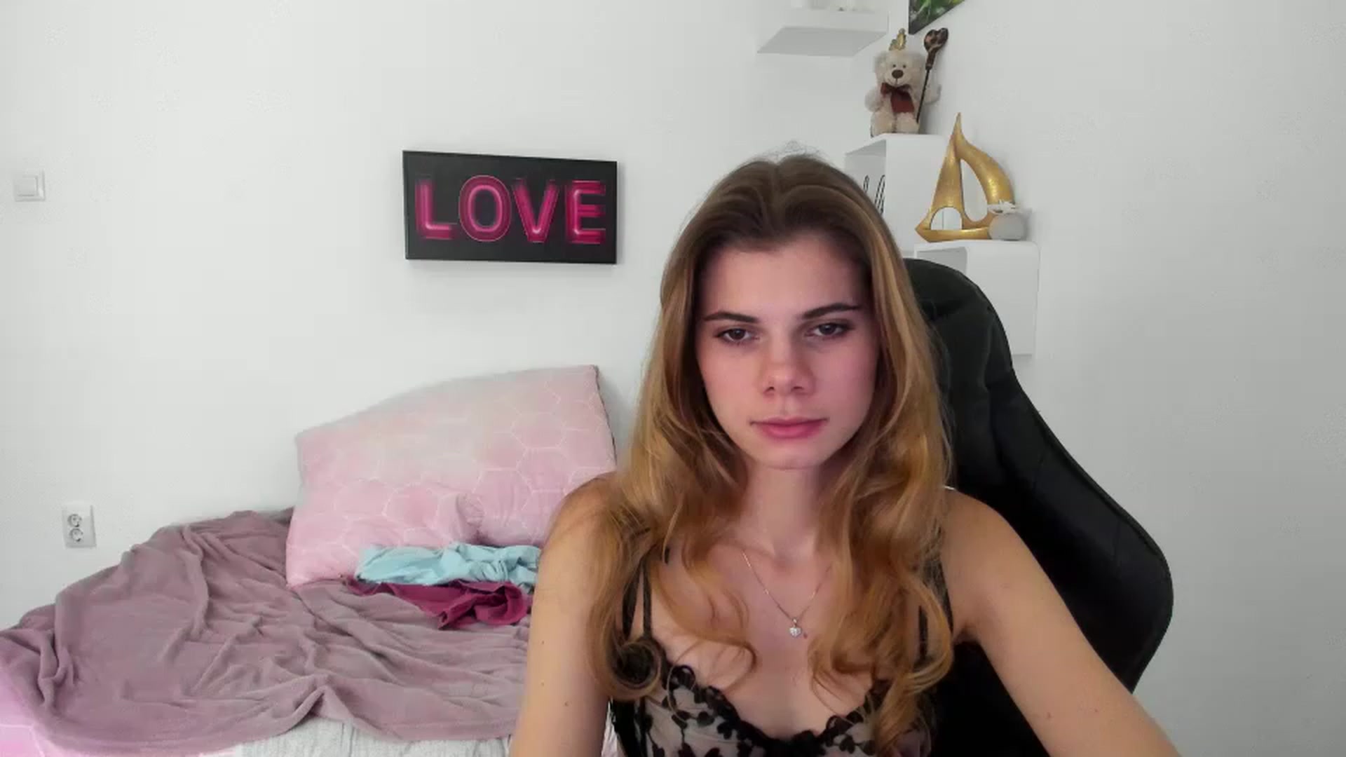 Gallery image thumbnail from RileyReid_18's myfreecams stream on, 12/28/2022, 17:59 image 12 of 20