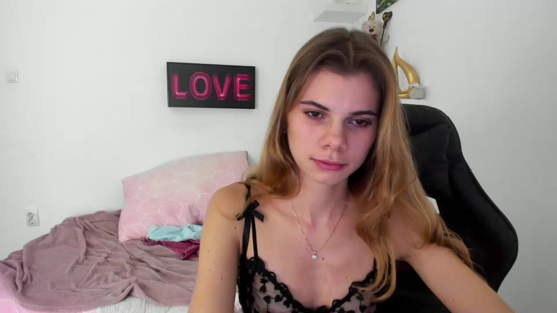 Gallery image thumbnail from RileyReid_18's myfreecams stream on, 12/28/2022, 17:59 image 1 of 20