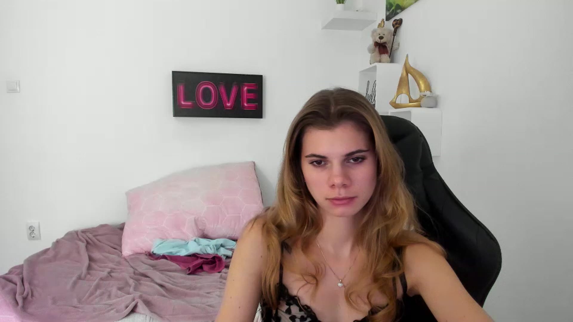 Gallery image thumbnail from RileyReid_18's myfreecams stream on, 12/28/2022, 17:59 image 18 of 20