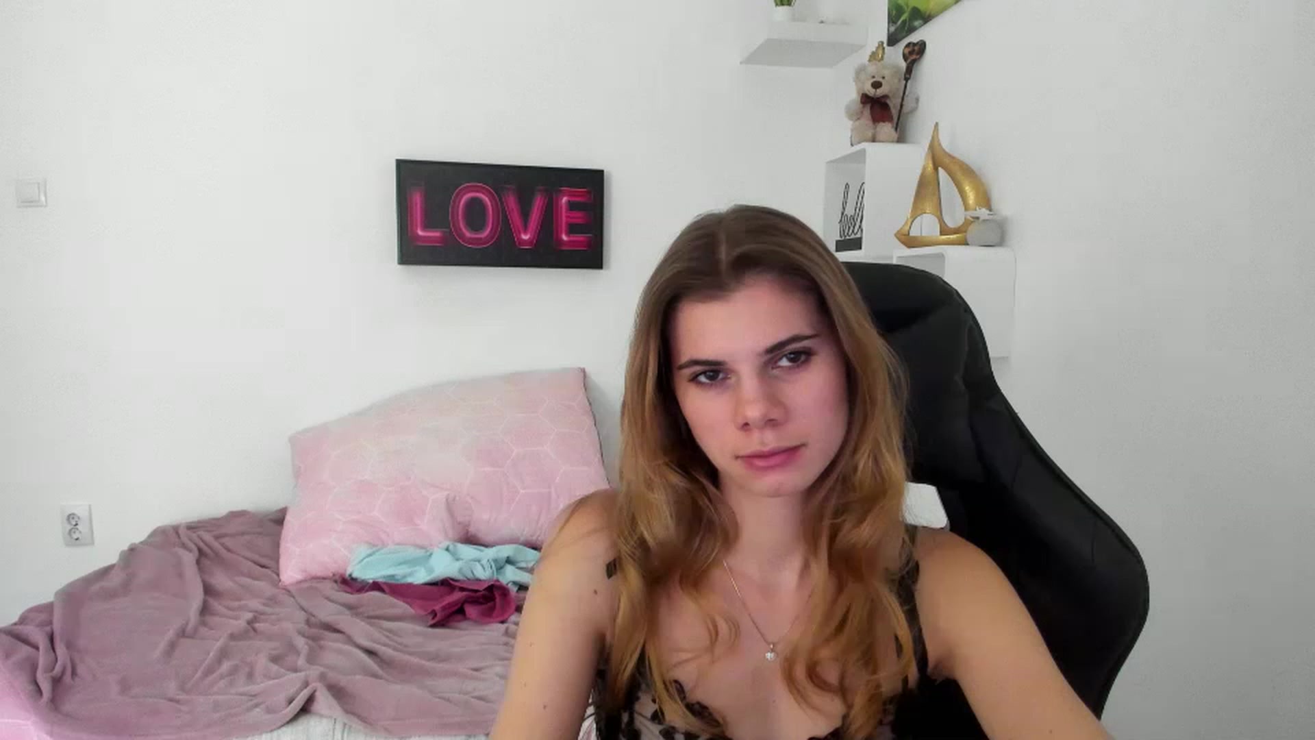 Gallery image thumbnail from RileyReid_18's myfreecams stream on, 12/28/2022, 17:59 image 16 of 20