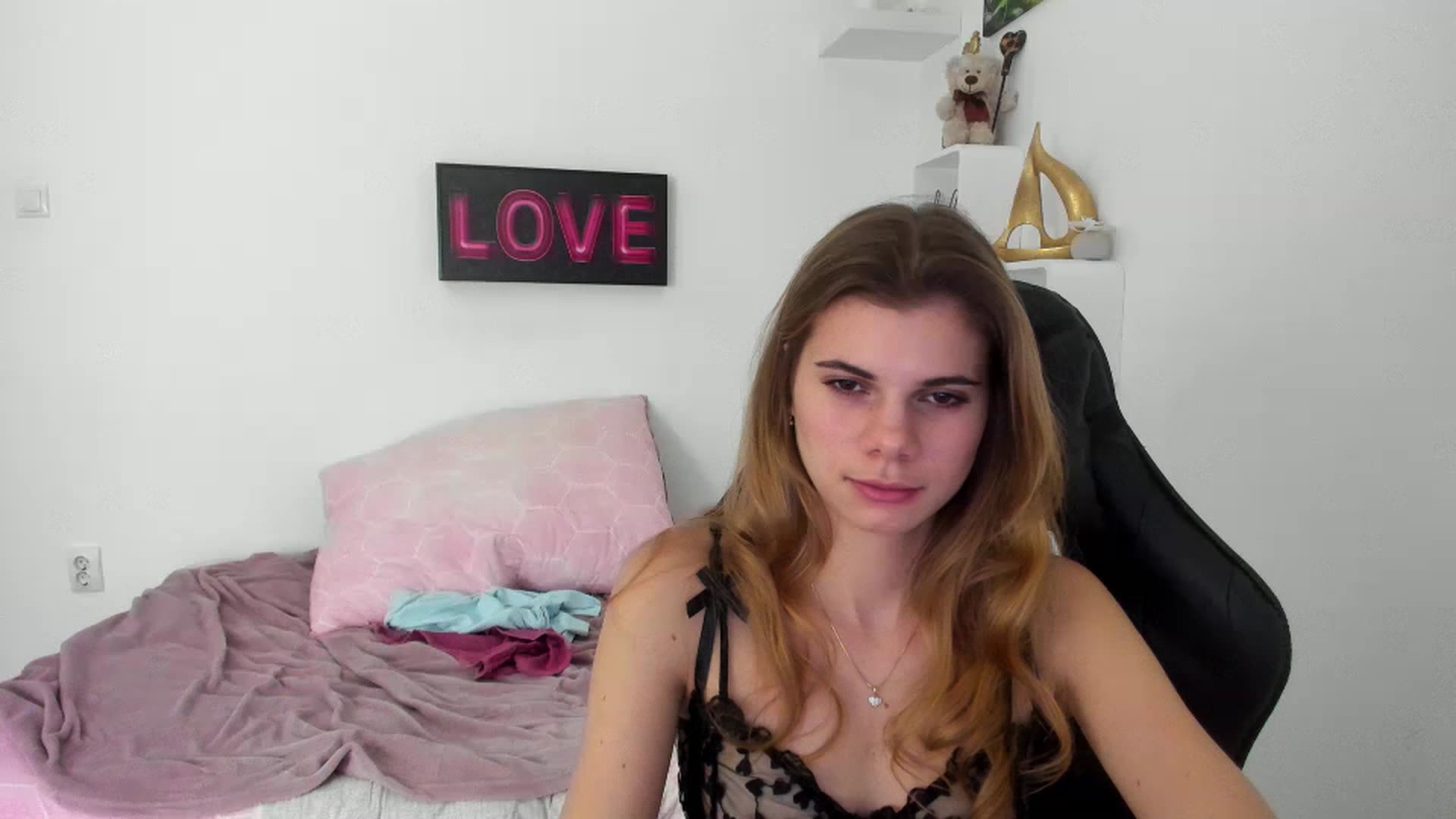 Gallery image thumbnail from RileyReid_18's myfreecams stream on, 12/28/2022, 17:59 image 15 of 20