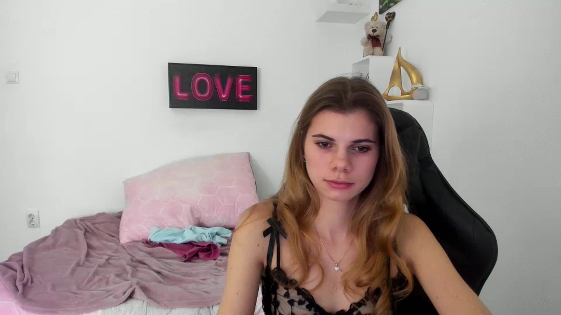 Gallery image thumbnail from RileyReid_18's myfreecams stream on, 12/28/2022, 17:59 image 14 of 20