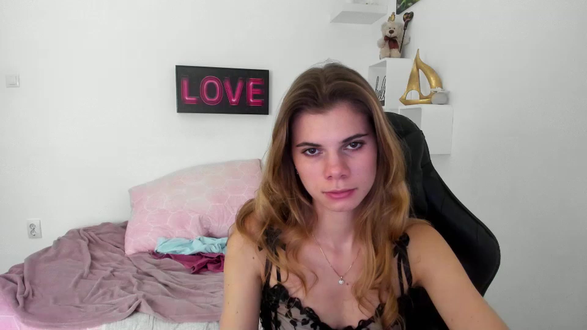 Gallery image thumbnail from RileyReid_18's myfreecams stream on, 12/28/2022, 17:59 image 10 of 20