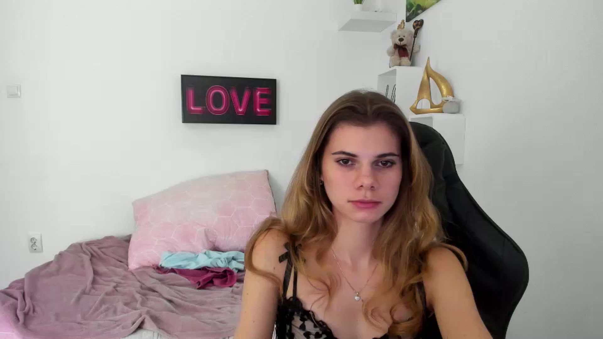 Gallery image thumbnail from RileyReid_18's myfreecams stream on, 12/28/2022, 17:59 image 17 of 20
