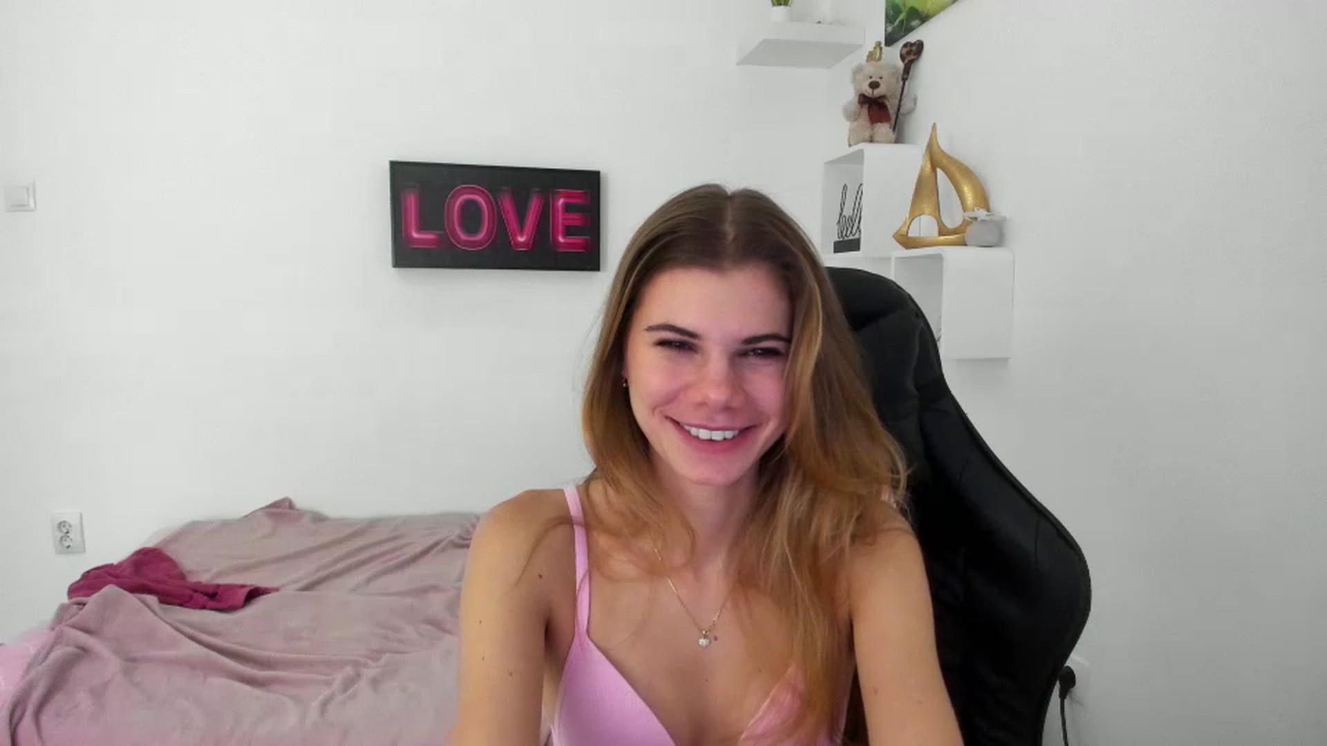 Gallery image thumbnail from RileyReid_18's myfreecams stream on, 12/29/2022, 14:07 image 9 of 20