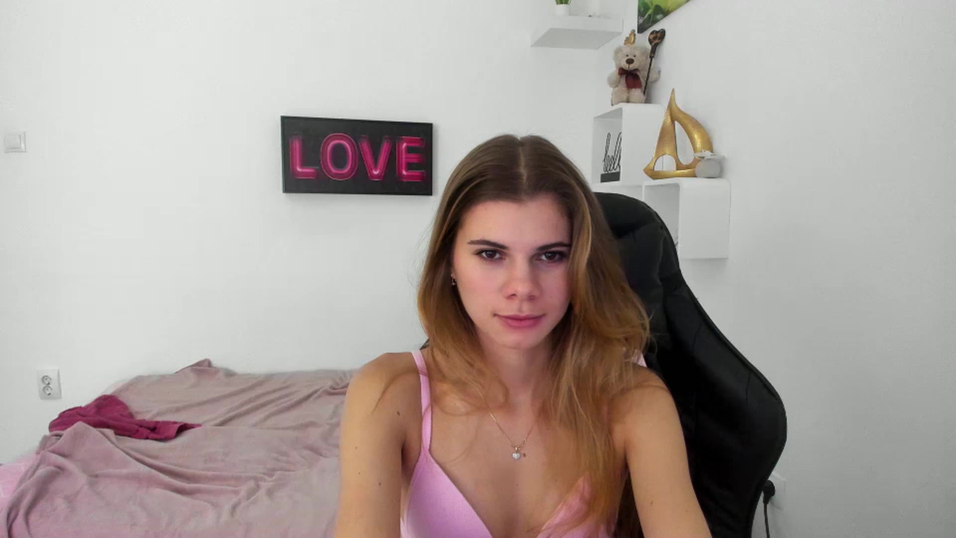 Gallery image thumbnail from RileyReid_18's myfreecams stream on, 12/29/2022, 14:07 image 7 of 20