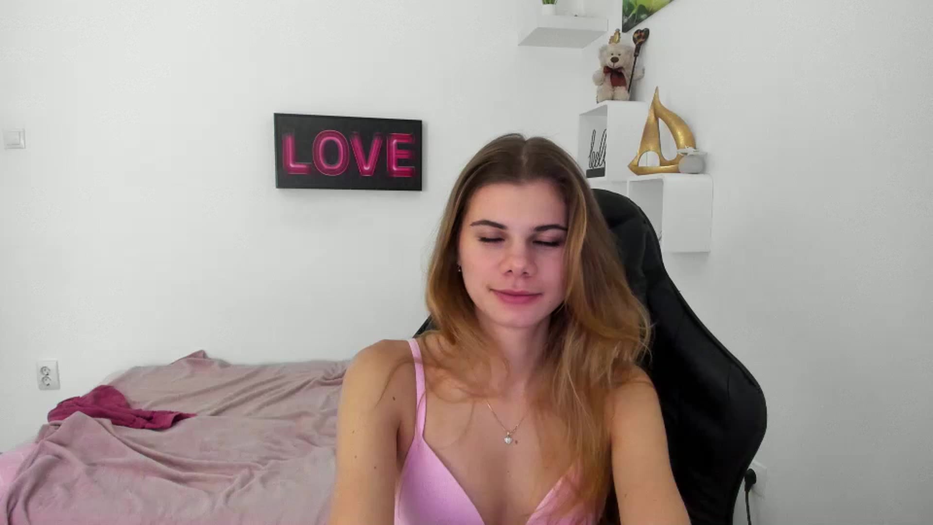 Gallery image thumbnail from RileyReid_18's myfreecams stream on, 12/29/2022, 14:07 image 10 of 20