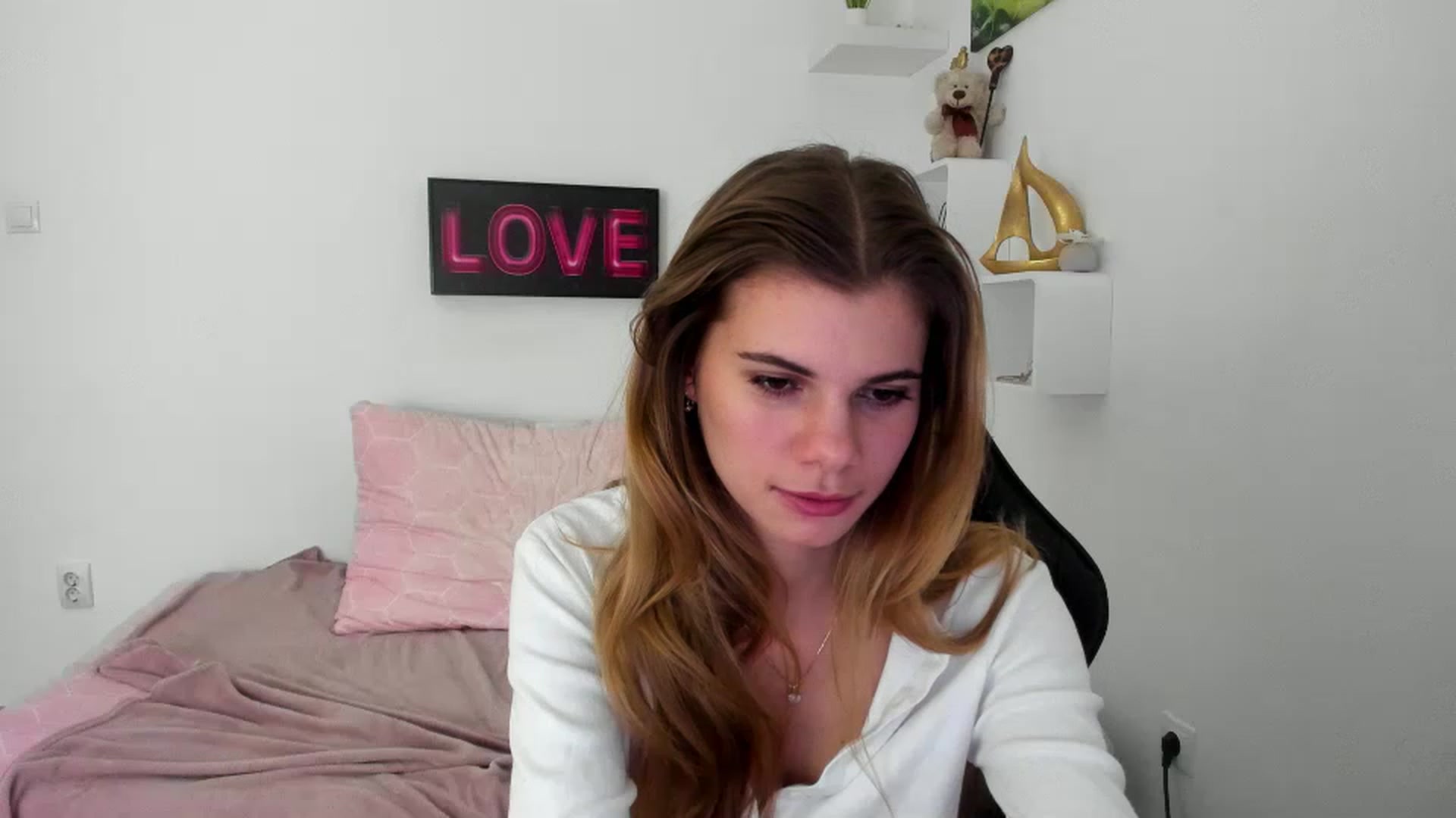Gallery image thumbnail from RileyReid_18's myfreecams stream on, 12/29/2022, 16:23 image 13 of 20