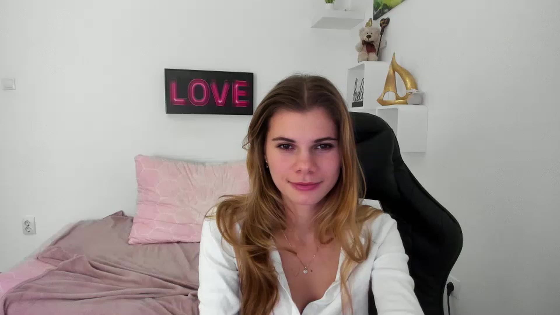Gallery image thumbnail from RileyReid_18's myfreecams stream on, 12/29/2022, 16:23 image 1 of 20