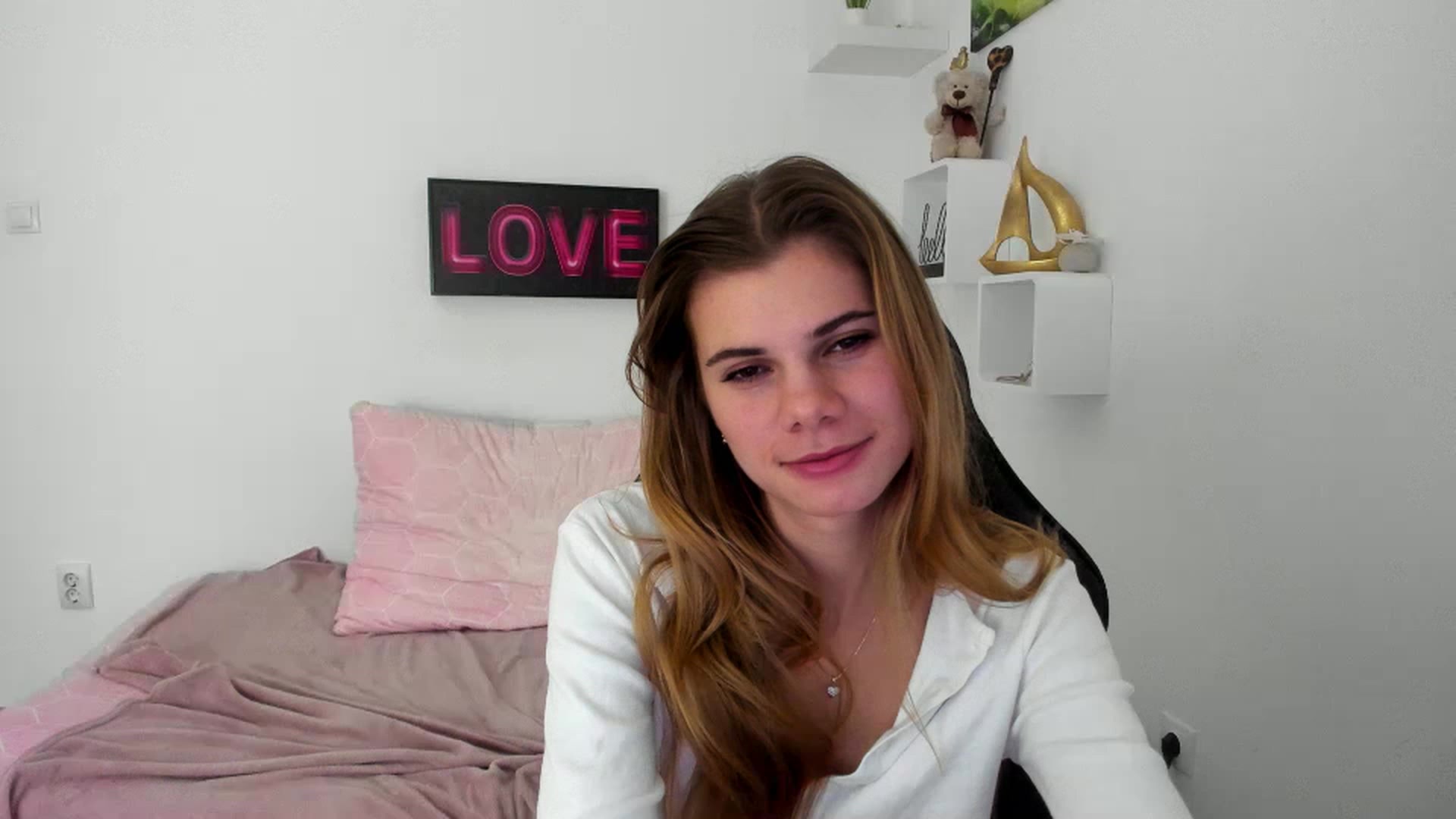 Gallery image thumbnail from RileyReid_18's myfreecams stream on, 12/29/2022, 16:23 image 12 of 20