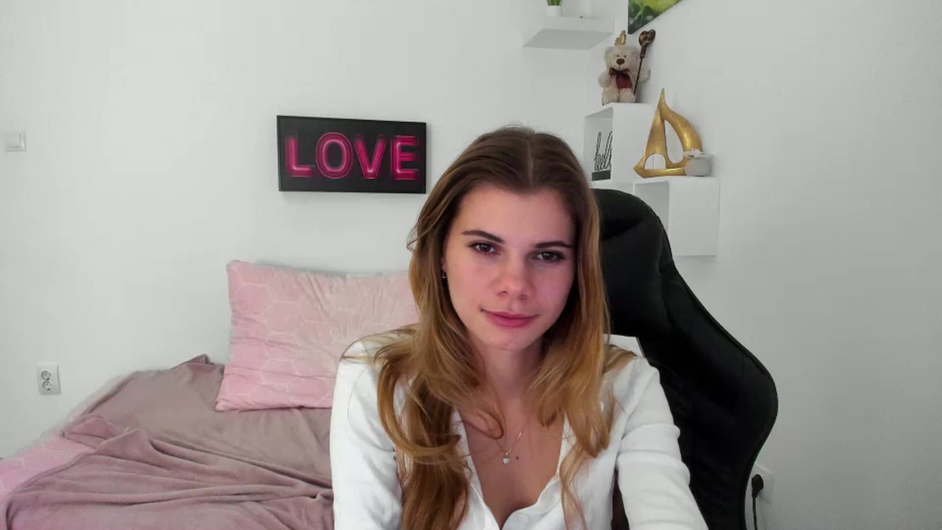 Gallery image thumbnail from RileyReid_18's myfreecams stream on, 12/29/2022, 16:23 image 3 of 20