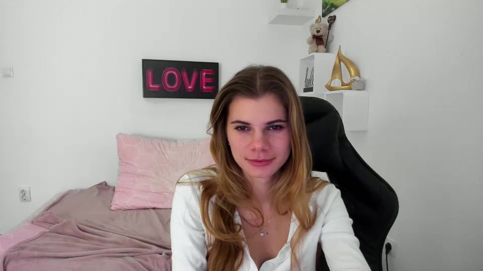 Gallery image thumbnail from RileyReid_18's myfreecams stream on, 12/29/2022, 16:23 image 4 of 20