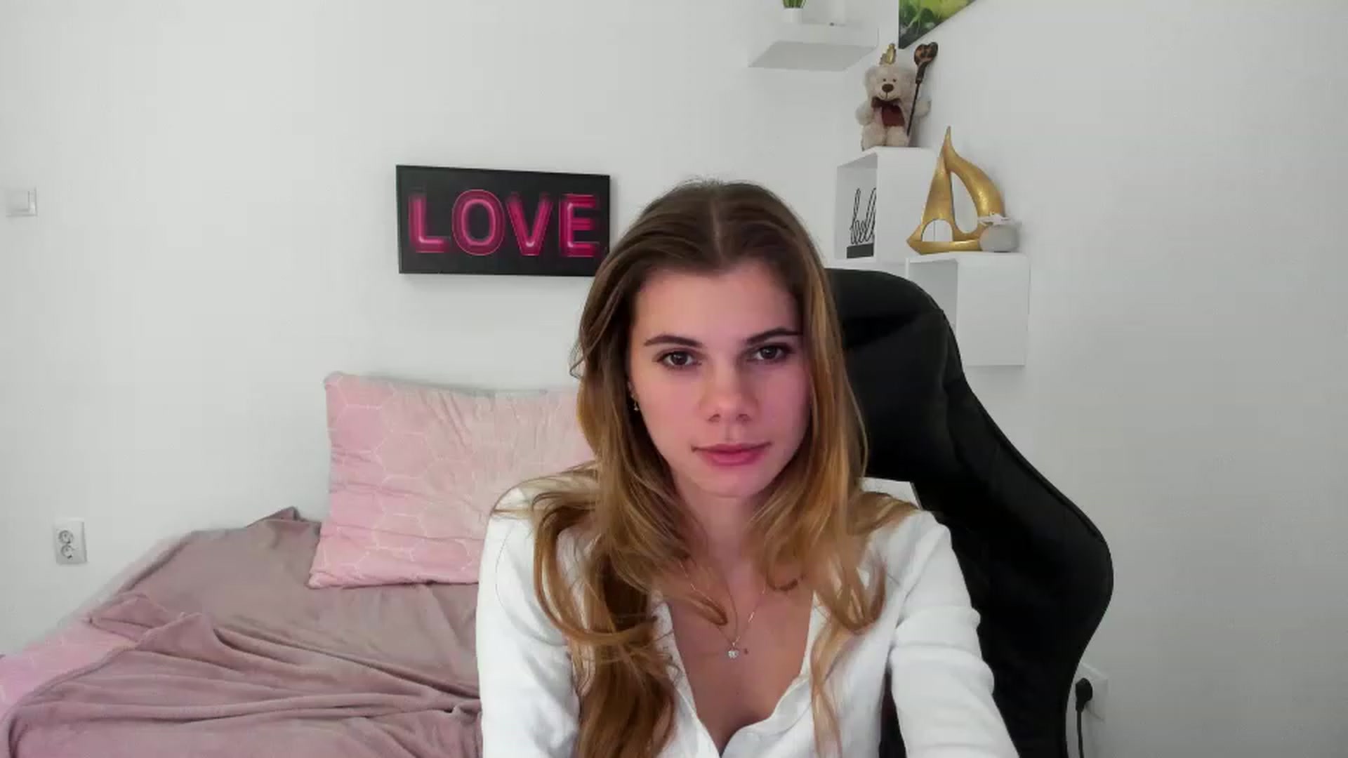Gallery image thumbnail from RileyReid_18's myfreecams stream on, 12/29/2022, 16:23 image 2 of 20