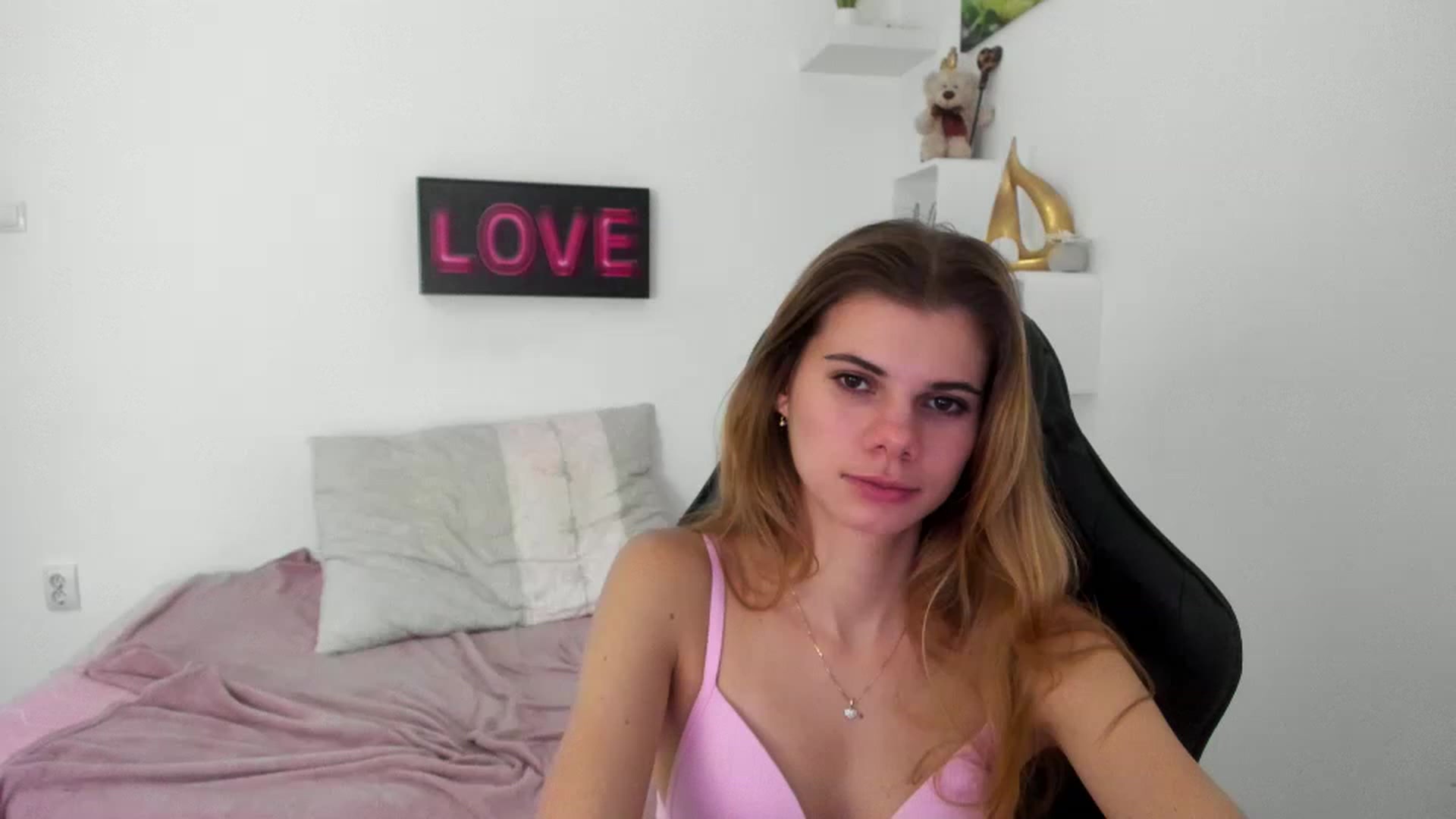 Gallery image thumbnail from RileyReid_18's myfreecams stream on, 12/29/2022, 17:33 image 4 of 20