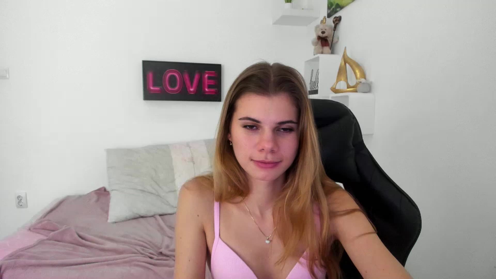 Gallery image thumbnail from RileyReid_18's myfreecams stream on, 12/29/2022, 17:33 image 1 of 20