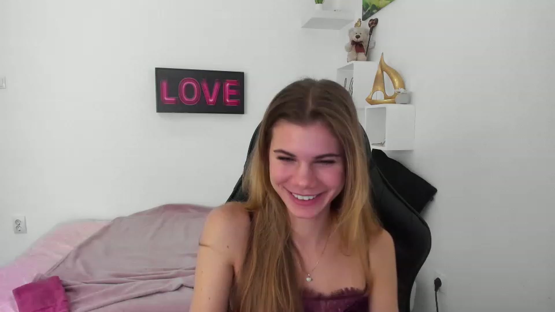 Gallery image thumbnail from RileyReid_18's myfreecams stream on, 12/30/2022, 14:00 image 15 of 20