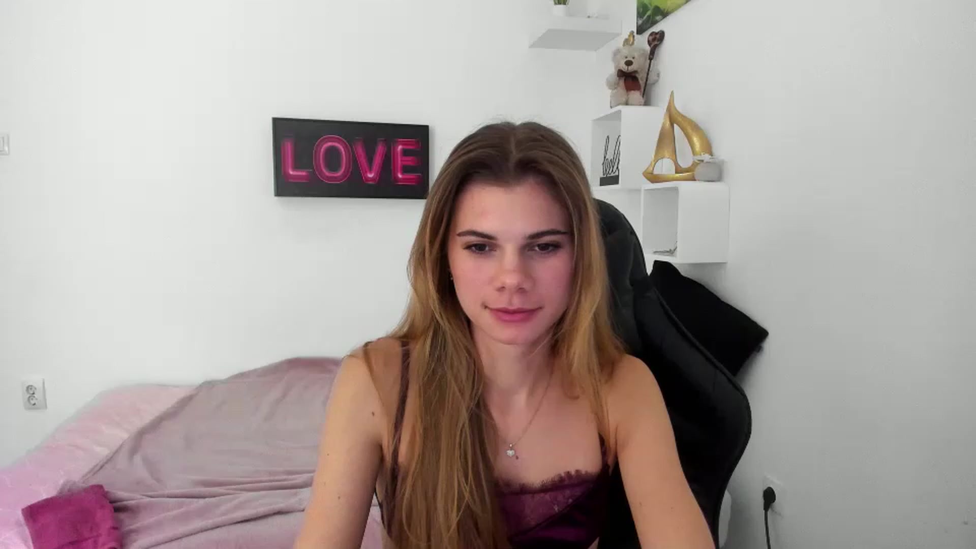 Gallery image thumbnail from RileyReid_18's myfreecams stream on, 12/30/2022, 14:00 image 9 of 20