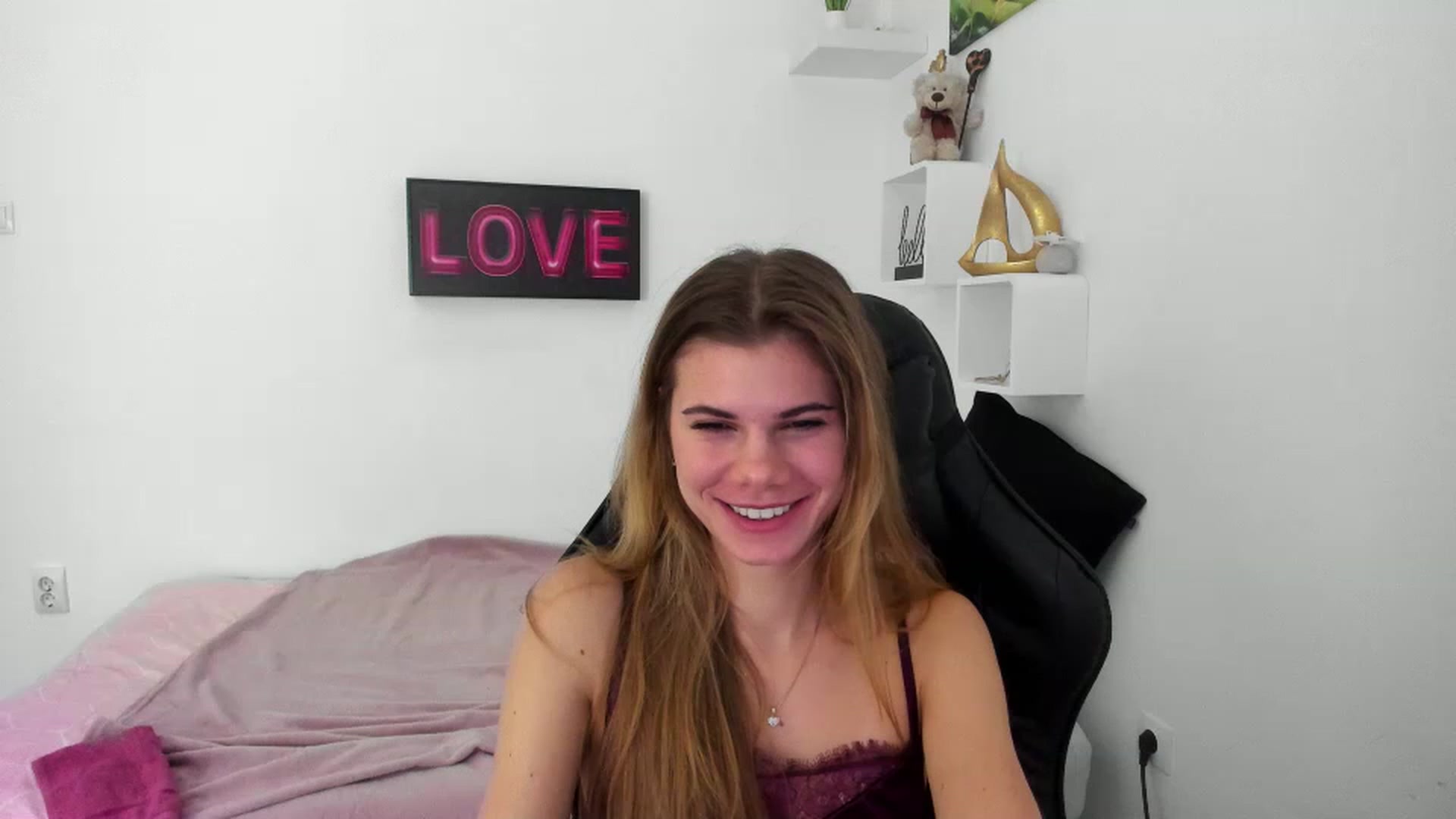 Gallery image thumbnail from RileyReid_18's myfreecams stream on, 12/30/2022, 14:00 image 13 of 20
