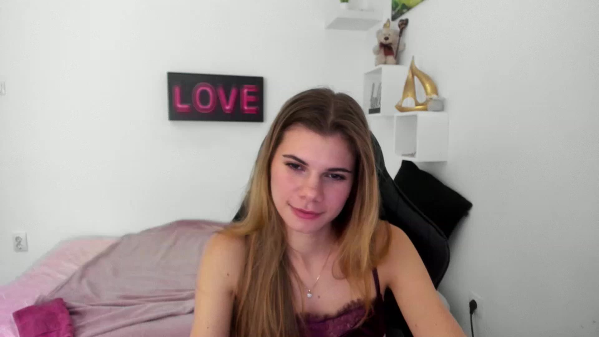 Gallery image thumbnail from RileyReid_18's myfreecams stream on, 12/30/2022, 14:00 image 18 of 20