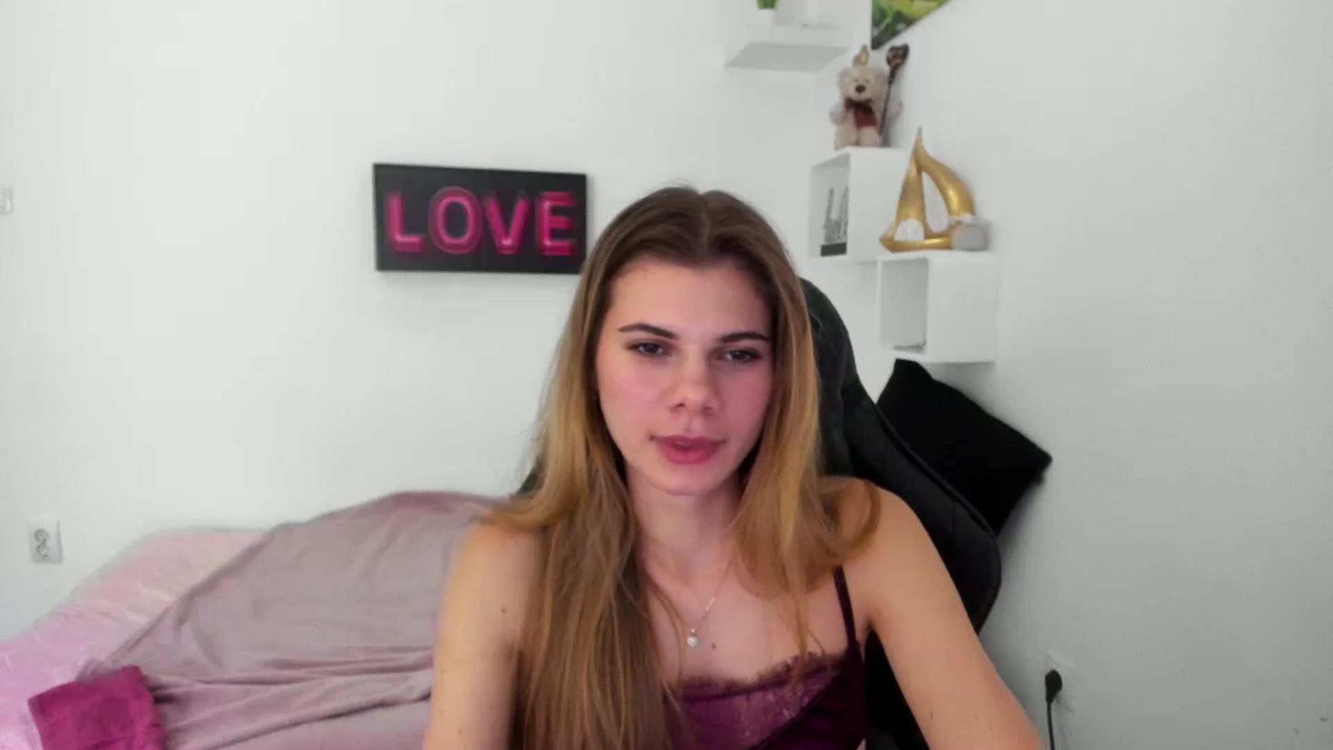 Gallery image thumbnail from RileyReid_18's myfreecams stream on, 12/30/2022, 14:00 image 17 of 20