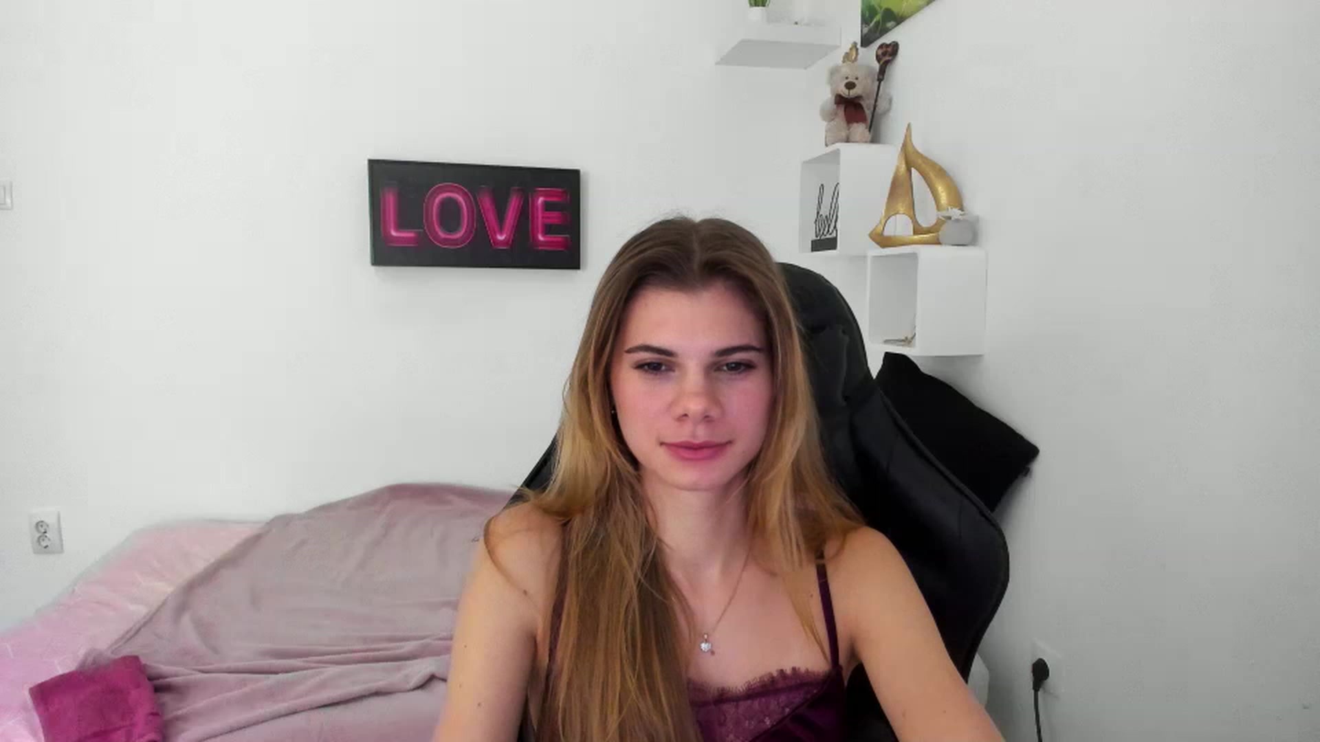 Gallery image thumbnail from RileyReid_18's myfreecams stream on, 12/30/2022, 14:00 image 10 of 20