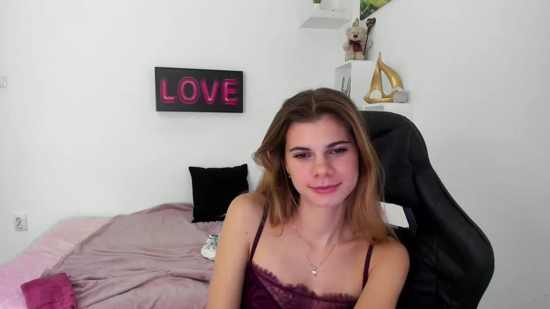 Gallery image thumbnail from RileyReid_18's myfreecams stream on, 12/30/2022, 15:43 image 16 of 20
