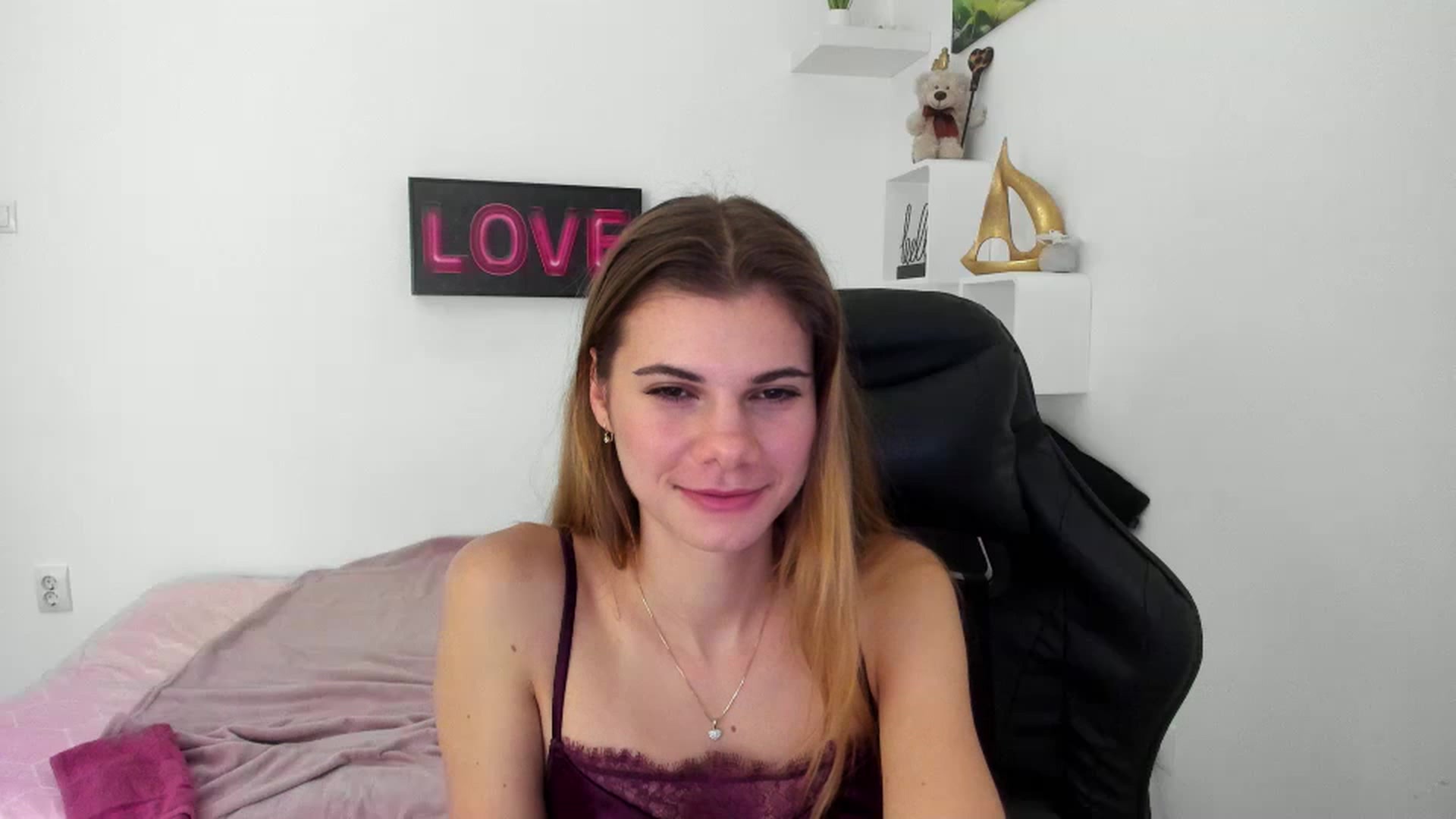 Gallery image thumbnail from RileyReid_18's myfreecams stream on, 12/30/2022, 15:43 image 8 of 20