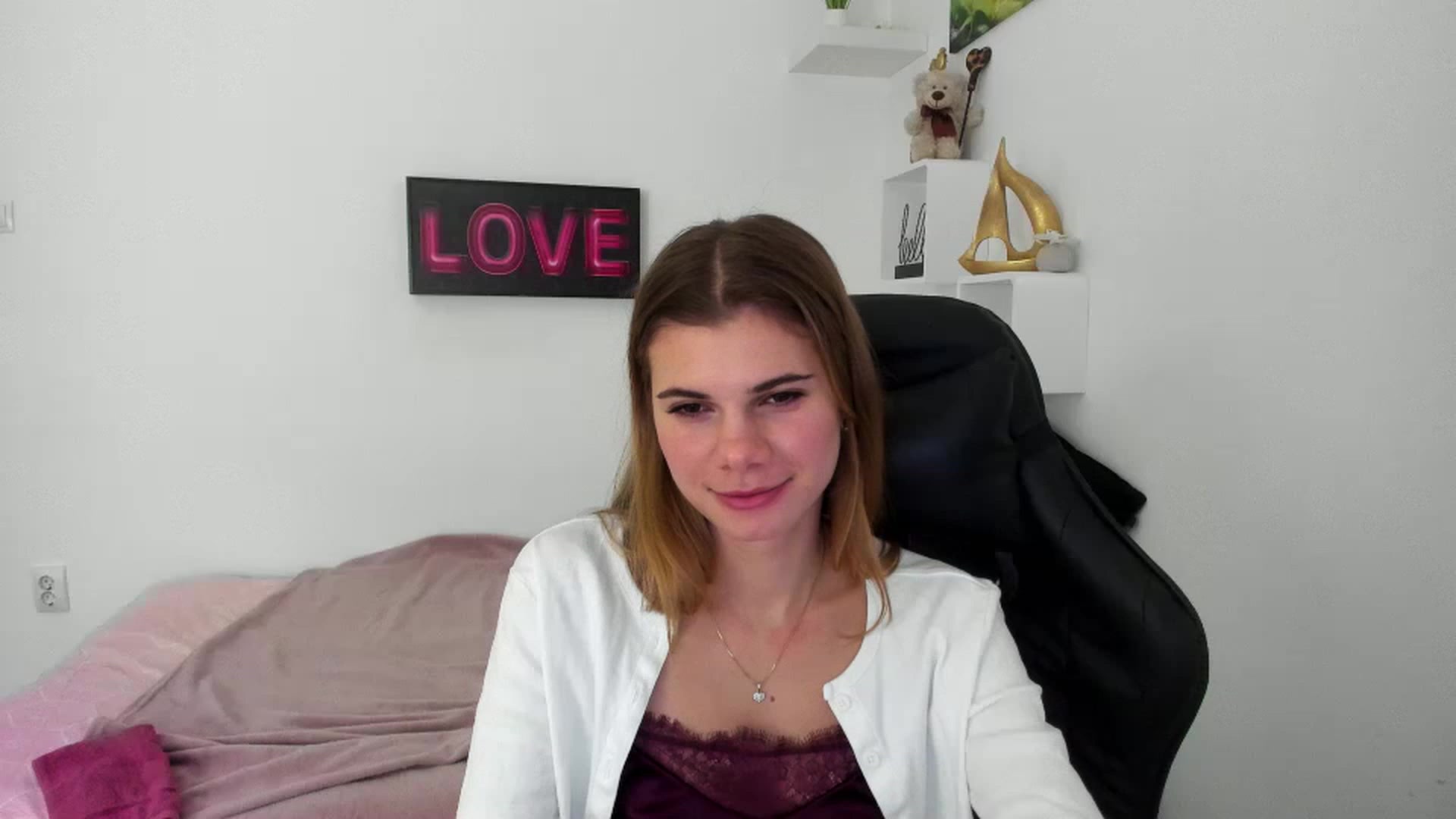 Gallery image thumbnail from RileyReid_18's myfreecams stream on, 12/30/2022, 15:43 image 1 of 20