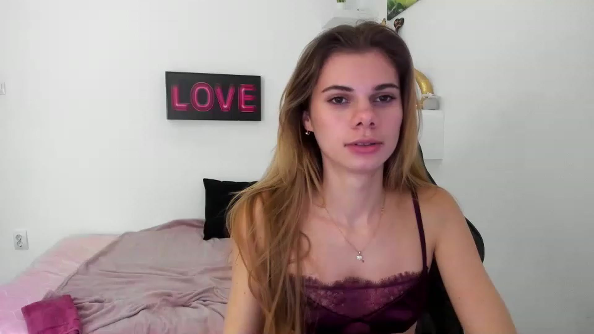 Gallery image thumbnail from RileyReid_18's myfreecams stream on, 12/30/2022, 16:24 image 10 of 20