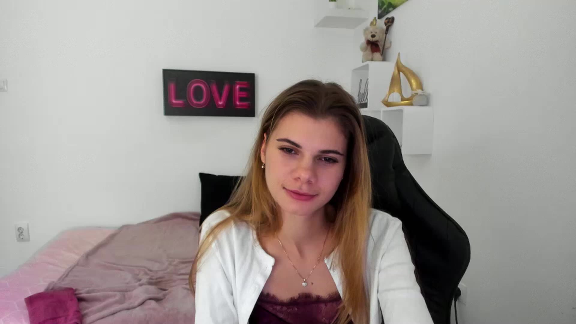 Gallery image thumbnail from RileyReid_18's myfreecams stream on, 12/30/2022, 17:11 image 3 of 20