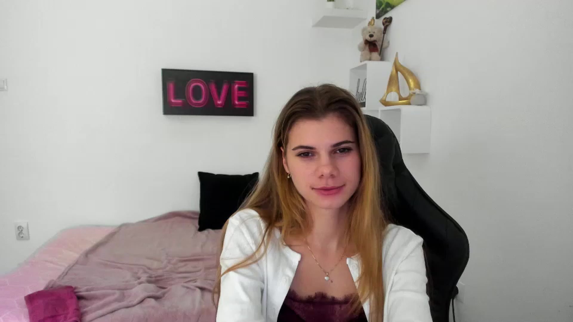 Gallery image thumbnail from RileyReid_18's myfreecams stream on, 12/30/2022, 17:11 image 4 of 20