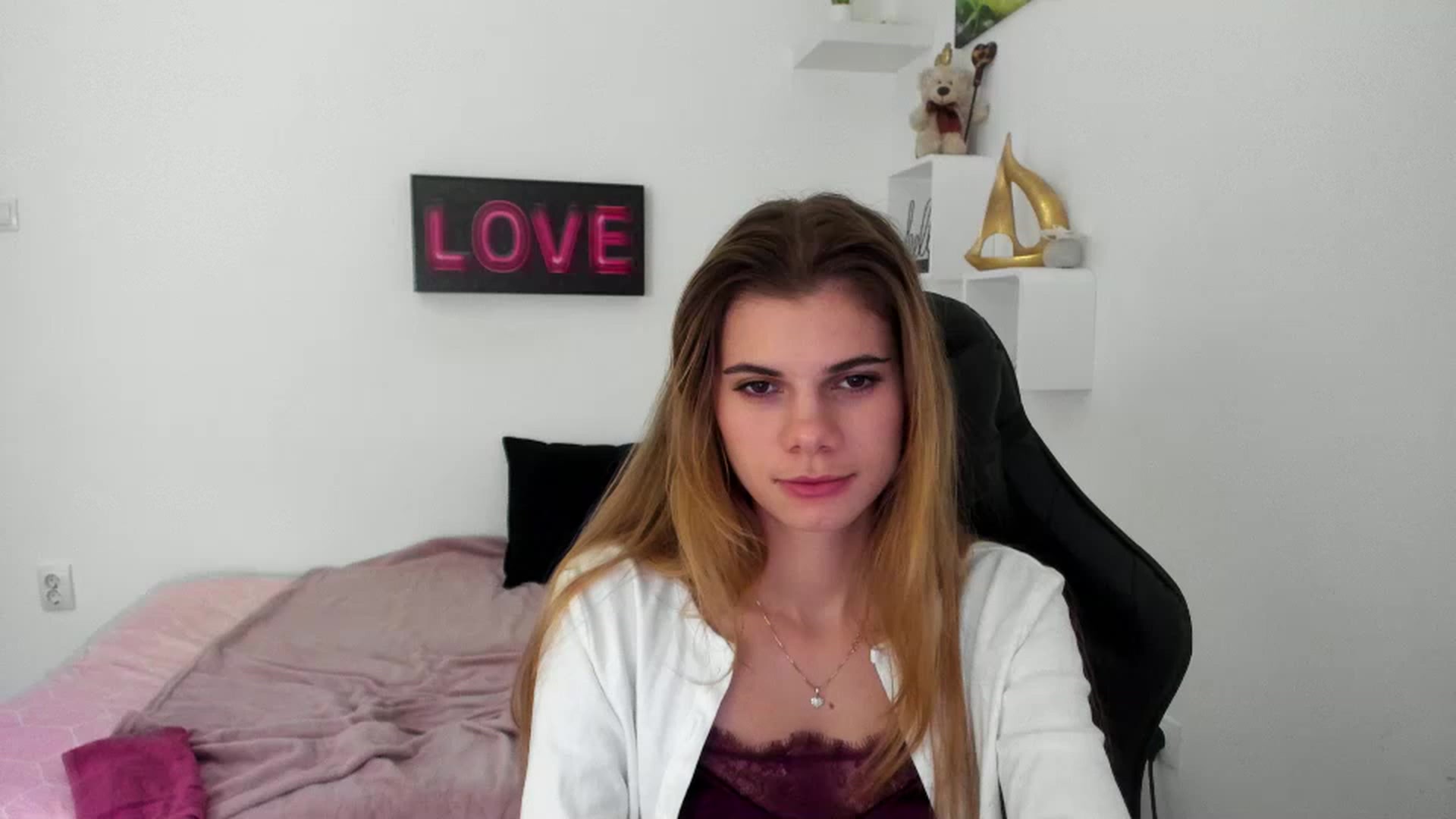 Gallery image thumbnail from RileyReid_18's myfreecams stream on, 12/30/2022, 17:11 image 2 of 20